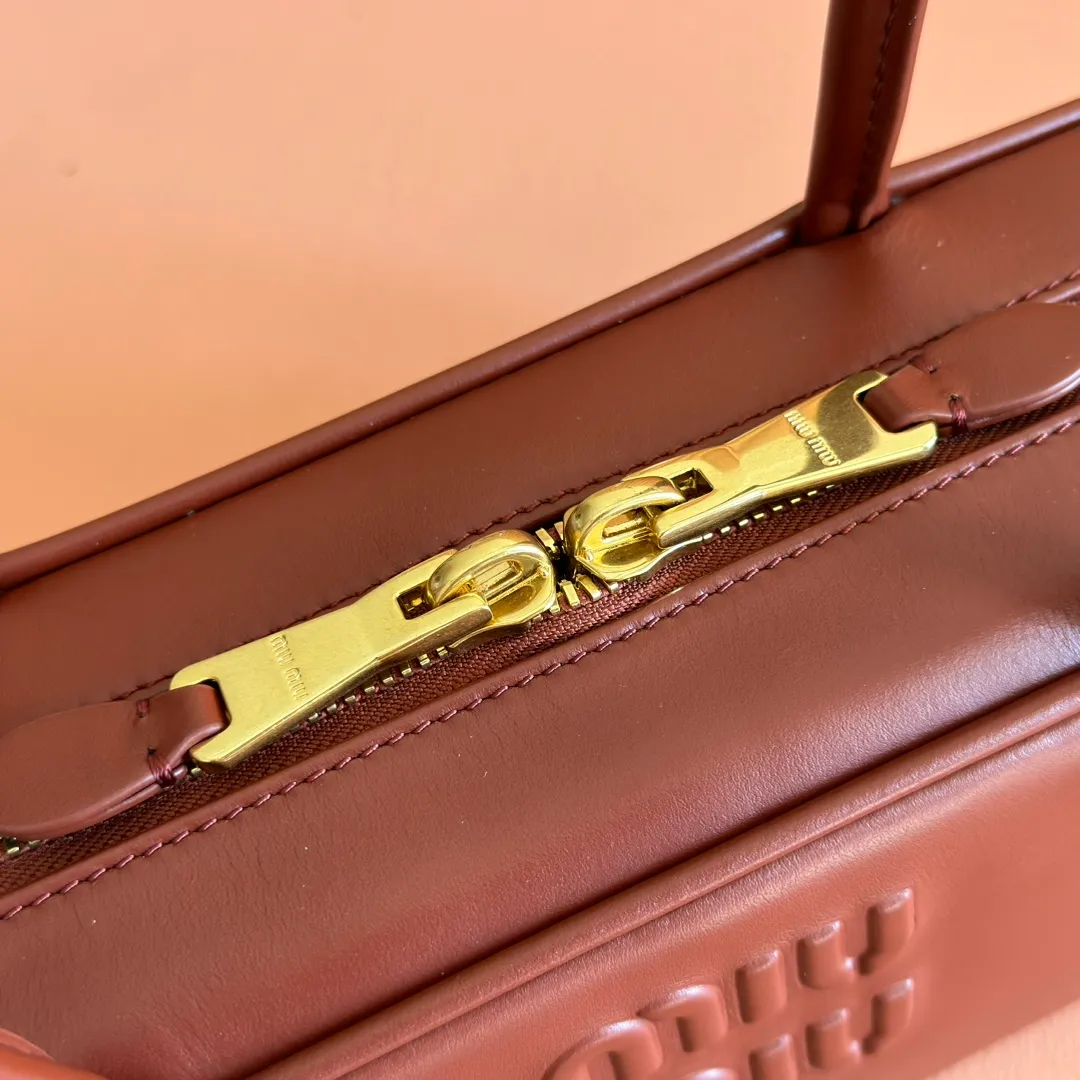 p1600💋💋💋【Full set of packaging at the counter】M’s 25ss shoulder bag 〰️ is very popular on the Internet. The super beautiful Beau handbag combines retro style with contemporary spirit, it’s really awesome! ! Made of top-grade imported calfskin, the leather is smooth, delicate and soft, and it looks nice when carried on the back. The simple design is easy to match, and the capacity can hold daily necessities. It is exquisite and compact. With unique handles and hanging details, it shows functionality and personality. Model: 5BB173. Size: 28x11.5x8cm