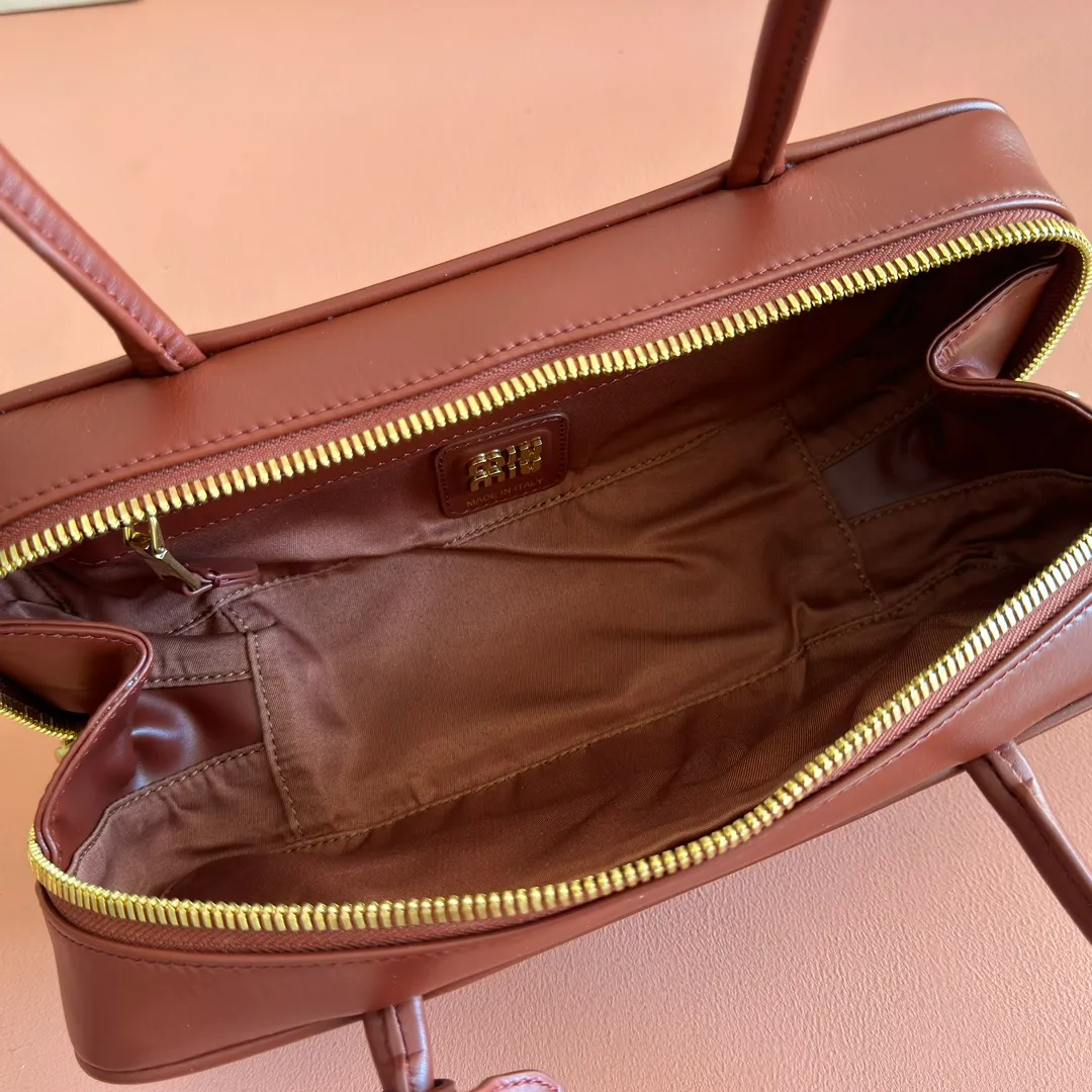 p1600💋💋💋【Full set of packaging at the counter】M’s 25ss shoulder bag 〰️ is very popular on the Internet. The super beautiful Beau handbag combines retro style with contemporary spirit, it’s really awesome! ! Made of top-grade imported calfskin, the leather is smooth, delicate and soft, and it looks nice when carried on the back. The simple design is easy to match, and the capacity can hold daily necessities. It is exquisite and compact. With unique handles and hanging details, it shows functionality and personality. Model: 5BB173. Size: 28x11.5x8cm