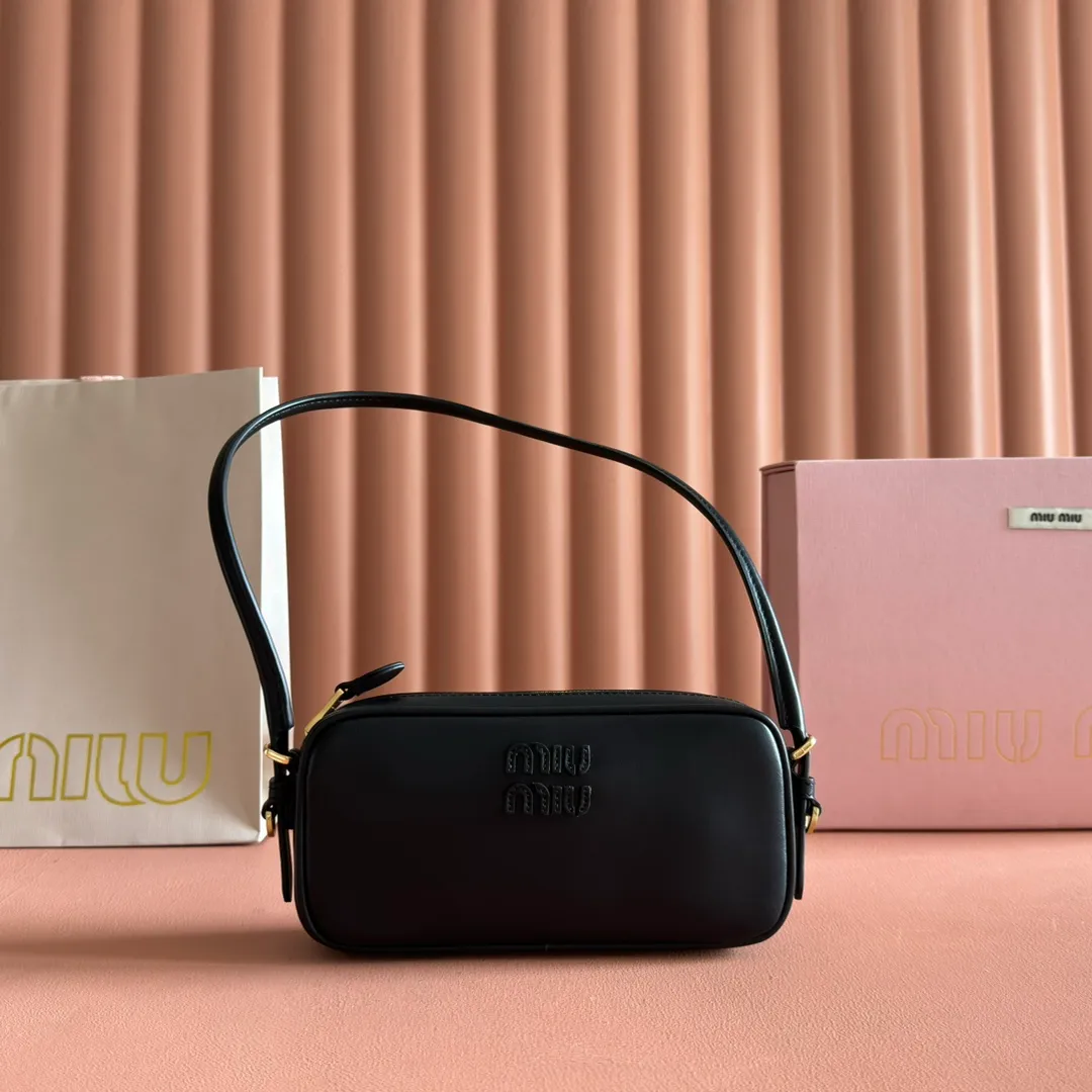 💋💋💋p1300【Original leather configuration counter complete package】Cow leather small handbag 5NE024 AF8W F004 This small bag features a sophisticated and compact design, inspired by the iconic Miu Miu handbag. The shoulder strap design allows it to be worn on the shoulder, showing elegance and practicality. ●Detachable and adjustable shoulder strap ●Zipper closure ●Lined ·Engraved logo Width: 20 cm, Height: 10 cm, Length: 4.5 cm
