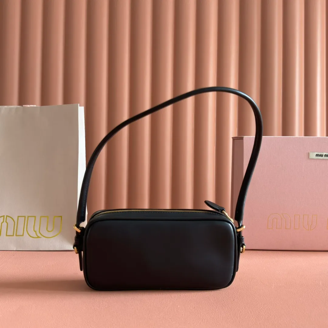 💋💋💋p1300【Original leather configuration counter complete package】Cow leather small handbag 5NE024 AF8W F004 This small bag features a sophisticated and compact design, inspired by the iconic Miu Miu handbag. The shoulder strap design allows it to be worn on the shoulder, showing elegance and practicality. ●Detachable and adjustable shoulder strap ●Zipper closure ●Lined ·Engraved logo Width: 20 cm, Height: 10 cm, Length: 4.5 cm