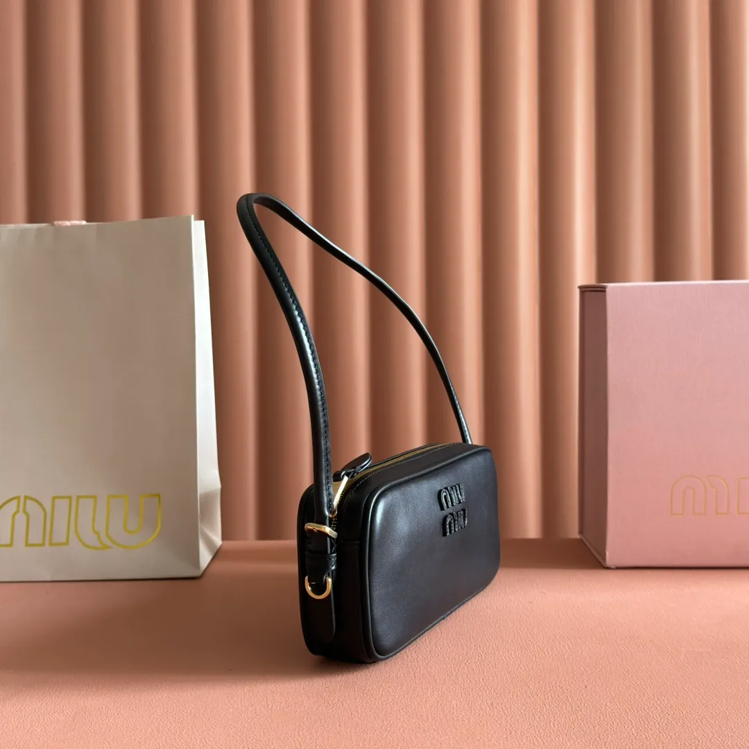 💋💋💋p1300【Original leather configuration counter complete package】Cow leather small handbag 5NE024 AF8W F004 This small bag features a sophisticated and compact design, inspired by the iconic Miu Miu handbag. The shoulder strap design allows it to be worn on the shoulder, showing elegance and practicality. ●Detachable and adjustable shoulder strap ●Zipper closure ●Lined ·Engraved logo Width: 20 cm, Height: 10 cm, Length: 4.5 cm