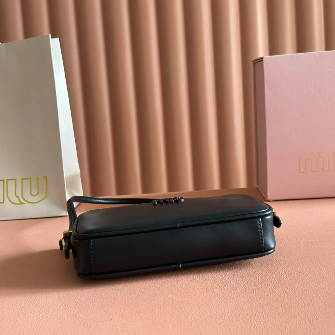💋💋💋p1300【Original leather configuration counter complete package】Cow leather small handbag 5NE024 AF8W F004 This small bag features a sophisticated and compact design, inspired by the iconic Miu Miu handbag. The shoulder strap design allows it to be worn on the shoulder, showing elegance and practicality. ●Detachable and adjustable shoulder strap ●Zipper closure ●Lined ·Engraved logo Width: 20 cm, Height: 10 cm, Length: 4.5 cm