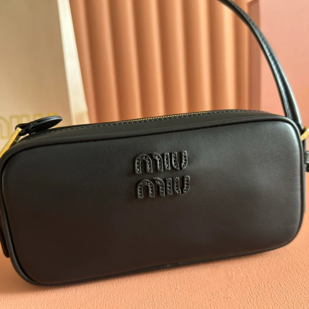 💋💋💋p1300【Original leather configuration counter complete package】Cow leather small handbag 5NE024 AF8W F004 This small bag features a sophisticated and compact design, inspired by the iconic Miu Miu handbag. The shoulder strap design allows it to be worn on the shoulder, showing elegance and practicality. ●Detachable and adjustable shoulder strap ●Zipper closure ●Lined ·Engraved logo Width: 20 cm, Height: 10 cm, Length: 4.5 cm