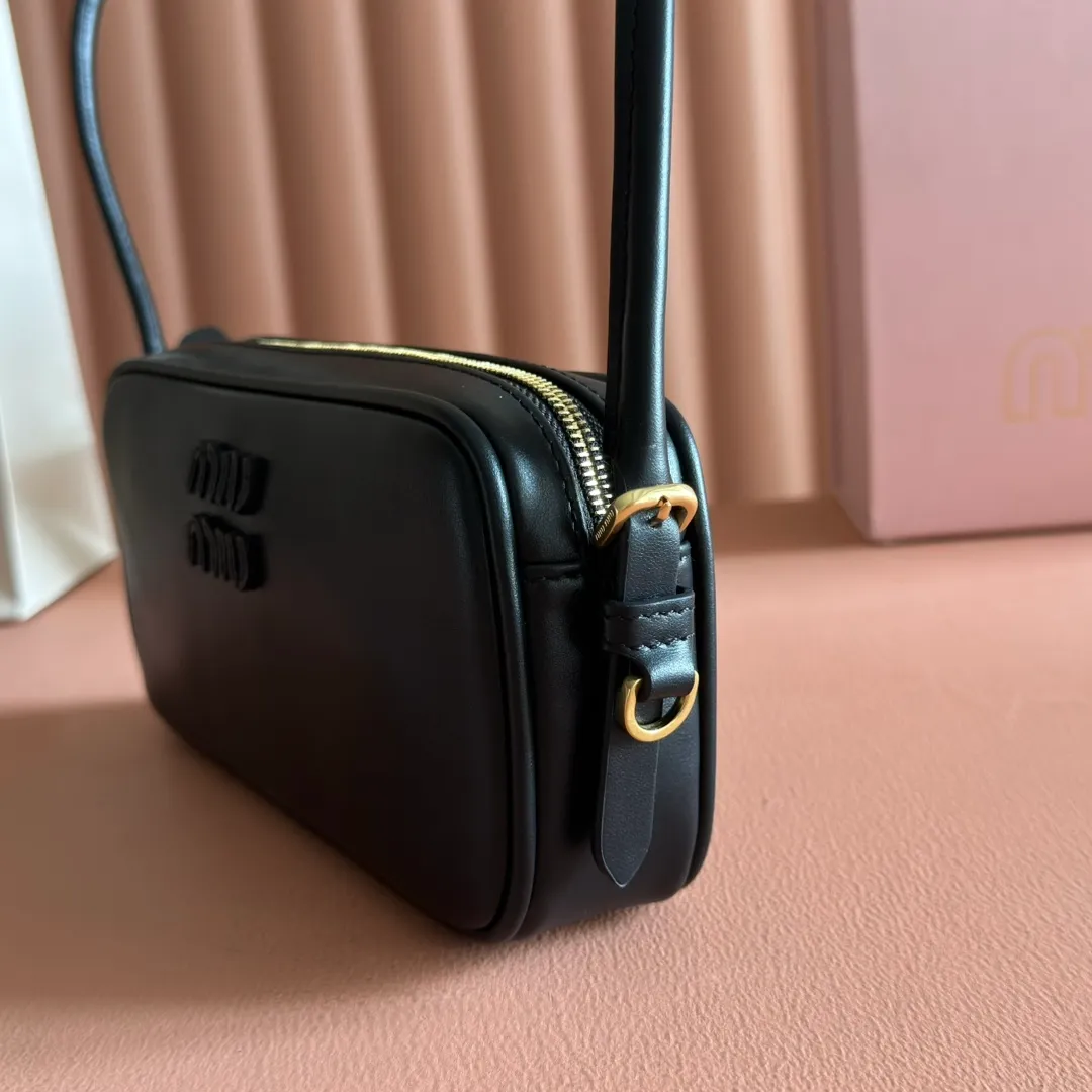 💋💋💋p1300【Original leather configuration counter complete package】Cow leather small handbag 5NE024 AF8W F004 This small bag features a sophisticated and compact design, inspired by the iconic Miu Miu handbag. The shoulder strap design allows it to be worn on the shoulder, showing elegance and practicality. ●Detachable and adjustable shoulder strap ●Zipper closure ●Lined ·Engraved logo Width: 20 cm, Height: 10 cm, Length: 4.5 cm
