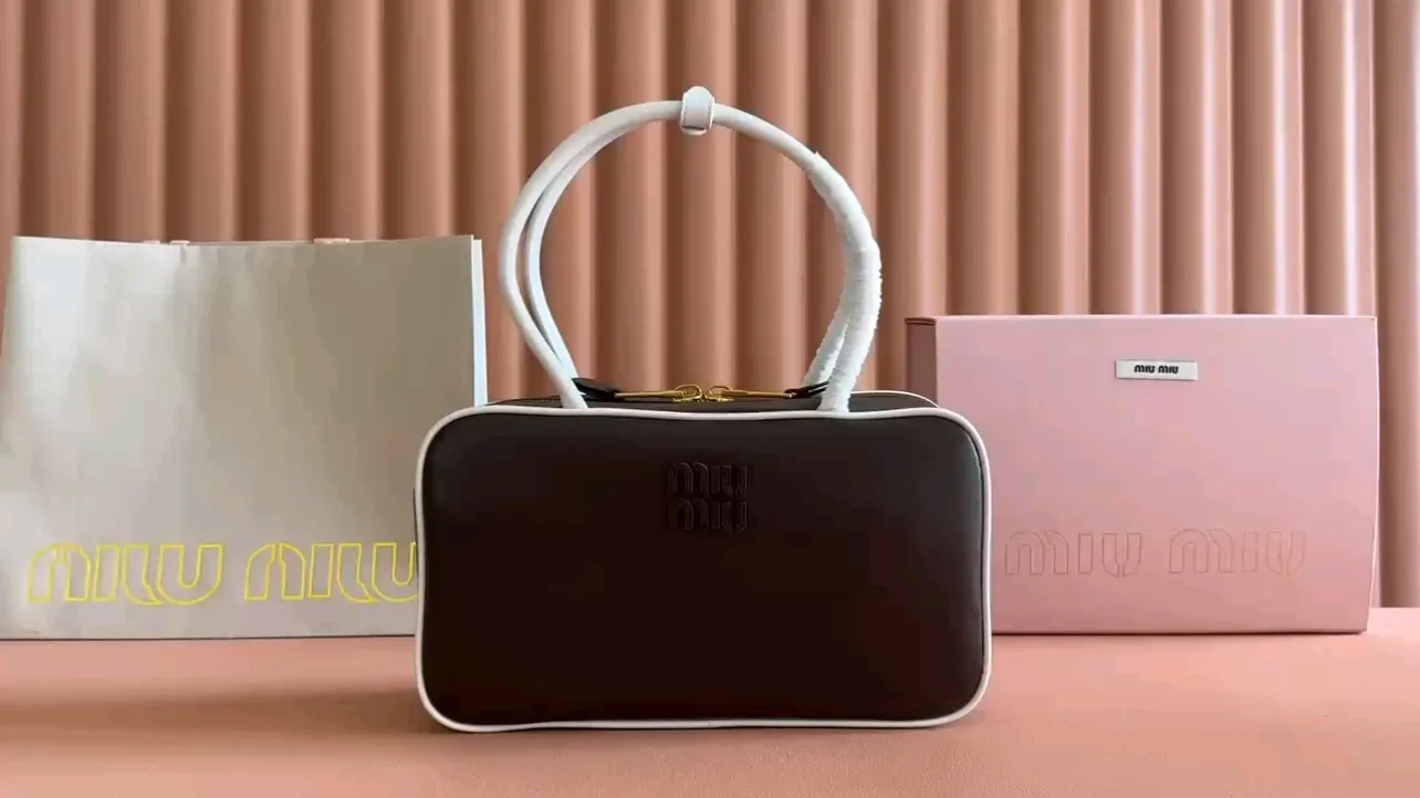 p1700💋💋💋 Equipped with a full set of packaging at the counter [special grade hardware original leather] Beau cow leather color-blocked handbag/shoulder bag~