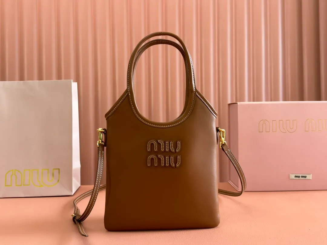 p1240💋💋💋【Equipped with full set of counter packaging and premium hardware original leather】IVY cow leather tote bag small handbag/crossbody bag~ This cowhide leather tote bag is decorated with metal details brand letter logo, showing classic style and very recognizable. Size: W20×H24cm No./5BG281