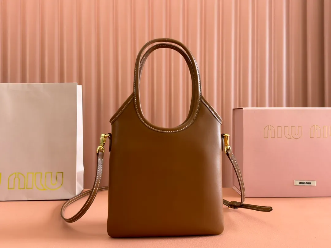 p1240💋💋💋【Equipped with full set of counter packaging and premium hardware original leather】IVY cow leather tote bag small handbag/crossbody bag~ This cowhide leather tote bag is decorated with metal details brand letter logo, showing classic style and very recognizable. Size: W20×H24cm No./5BG281