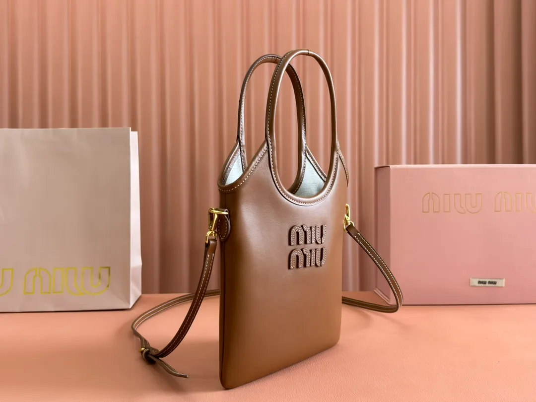 p1240💋💋💋【Equipped with full set of counter packaging and premium hardware original leather】IVY cow leather tote bag small handbag/crossbody bag~ This cowhide leather tote bag is decorated with metal details brand letter logo, showing classic style and very recognizable. Size: W20×H24cm No./5BG281