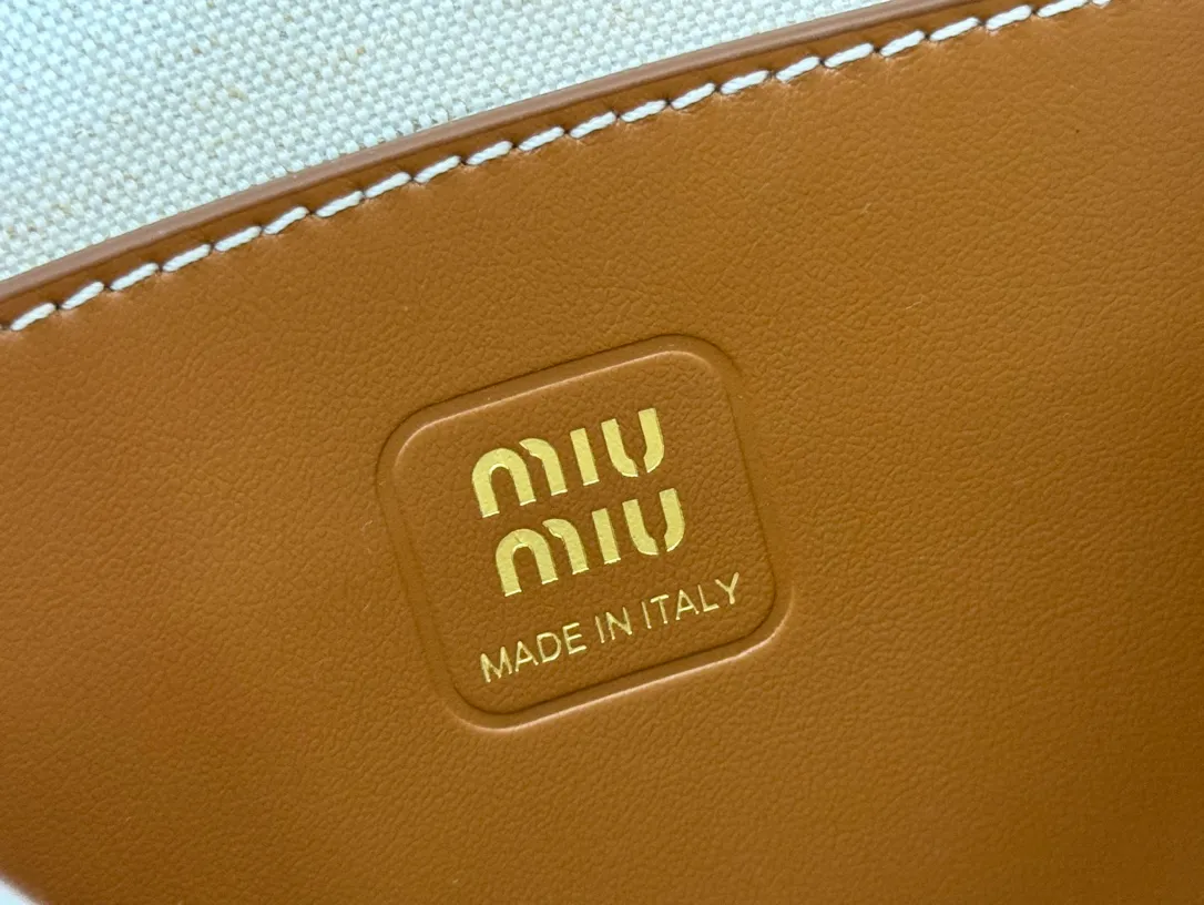 p1240💋💋💋【Equipped with full set of counter packaging and premium hardware original leather】IVY cow leather tote bag small handbag/crossbody bag~ This cowhide leather tote bag is decorated with metal details brand letter logo, showing classic style and very recognizable. Size: W20×H24cm No./5BG281
