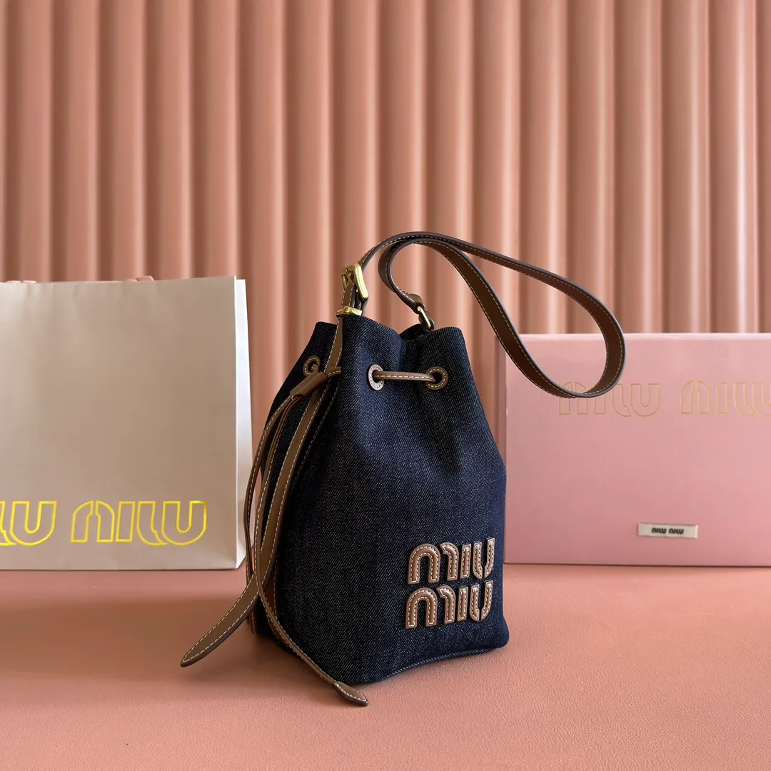 p1300💋💋💋【Full set of packaging at the counter】5BE089 Canvas Bucket Bag This canvas and leather bucket bag from Miu family is intertwined with contrasting materials and colors, highlighting its unique design features. The letter logo adds a unique personality to the design of this bag. Adjustable leather handles Gold-plated hardware Leather letter logo on front Leather drawstring closure Linen fabric lining Model: 5BE090 Dimensions: Height 16cm Width 22.5cm Length 14cm