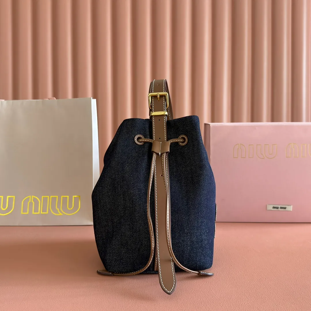 p1300💋💋💋【Full set of packaging at the counter】5BE089 Canvas Bucket Bag This canvas and leather bucket bag from Miu family is intertwined with contrasting materials and colors, highlighting its unique design features. The letter logo adds a unique personality to the design of this bag. Adjustable leather handles Gold-plated hardware Leather letter logo on front Leather drawstring closure Linen fabric lining Model: 5BE090 Dimensions: Height 16cm Width 22.5cm Length 14cm