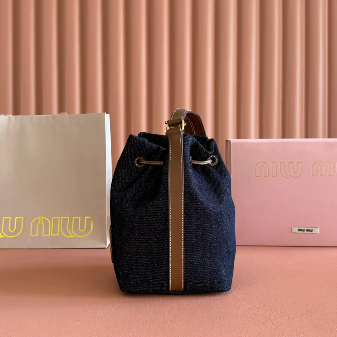 p1300💋💋💋【Full set of packaging at the counter】5BE089 Canvas Bucket Bag This canvas and leather bucket bag from Miu family is intertwined with contrasting materials and colors, highlighting its unique design features. The letter logo adds a unique personality to the design of this bag. Adjustable leather handles Gold-plated hardware Leather letter logo on front Leather drawstring closure Linen fabric lining Model: 5BE090 Dimensions: Height 16cm Width 22.5cm Length 14cm