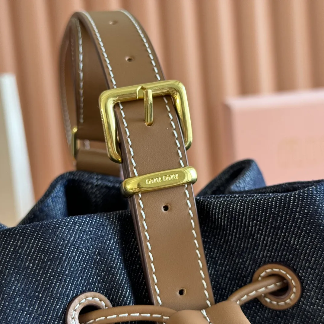 p1300💋💋💋【Full set of packaging at the counter】5BE089 Canvas Bucket Bag This canvas and leather bucket bag from Miu family is intertwined with contrasting materials and colors, highlighting its unique design features. The letter logo adds a unique personality to the design of this bag. Adjustable leather handles Gold-plated hardware Leather letter logo on front Leather drawstring closure Linen fabric lining Model: 5BE090 Dimensions: Height 16cm Width 22.5cm Length 14cm