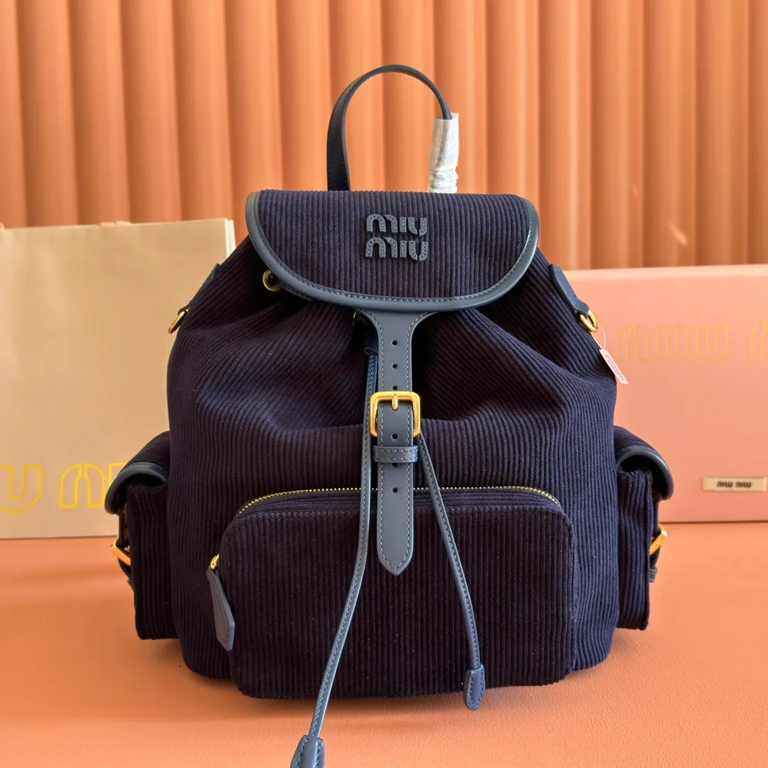 p1700. 💋💋💋【Configured with full package at counter】MIU Home new product college style backpack, the perfect combination of canvas and imported calfskin, thick wear-resistant linen blend lining, adopts a casual design style, fashionable, simple and advanced, combined with exquisite handcrafts, adding multiple pockets for storage, the shoulder strap and hand bag can be freely converted, which is a great convenience Improved practicality, it is simply a tool for dressing. It can be worn with jeans, shirts or various casual sportswear. It is a very good item to wear, especially the capacity is large enough and it is light and easy to use. I highly recommend it. Model: 5bz042, size 29.5x25x12.5cm