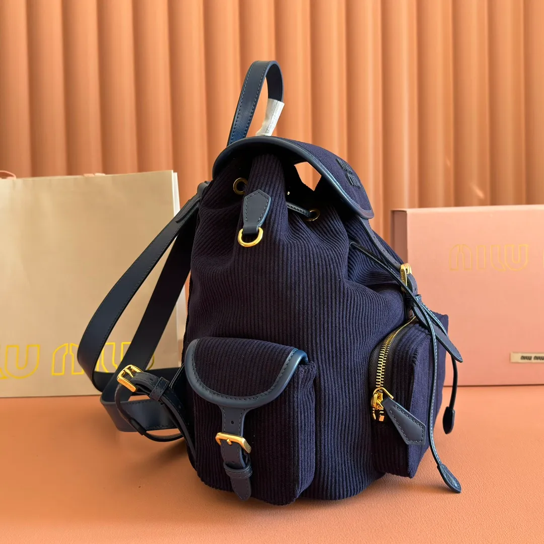 p1700. 💋💋💋【Configured with full package at counter】MIU Home new product college style backpack, the perfect combination of canvas and imported calfskin, thick wear-resistant linen blend lining, adopts a casual design style, fashionable, simple and advanced, combined with exquisite handcrafts, adding multiple pockets for storage, the shoulder strap and hand bag can be freely converted, which is a great convenience Improved practicality, it is simply a tool for dressing. It can be worn with jeans, shirts or various casual sportswear. It is a very good item to wear, especially the capacity is large enough and it is light and easy to use. I highly recommend it. Model: 5bz042, size 29.5x25x12.5cm