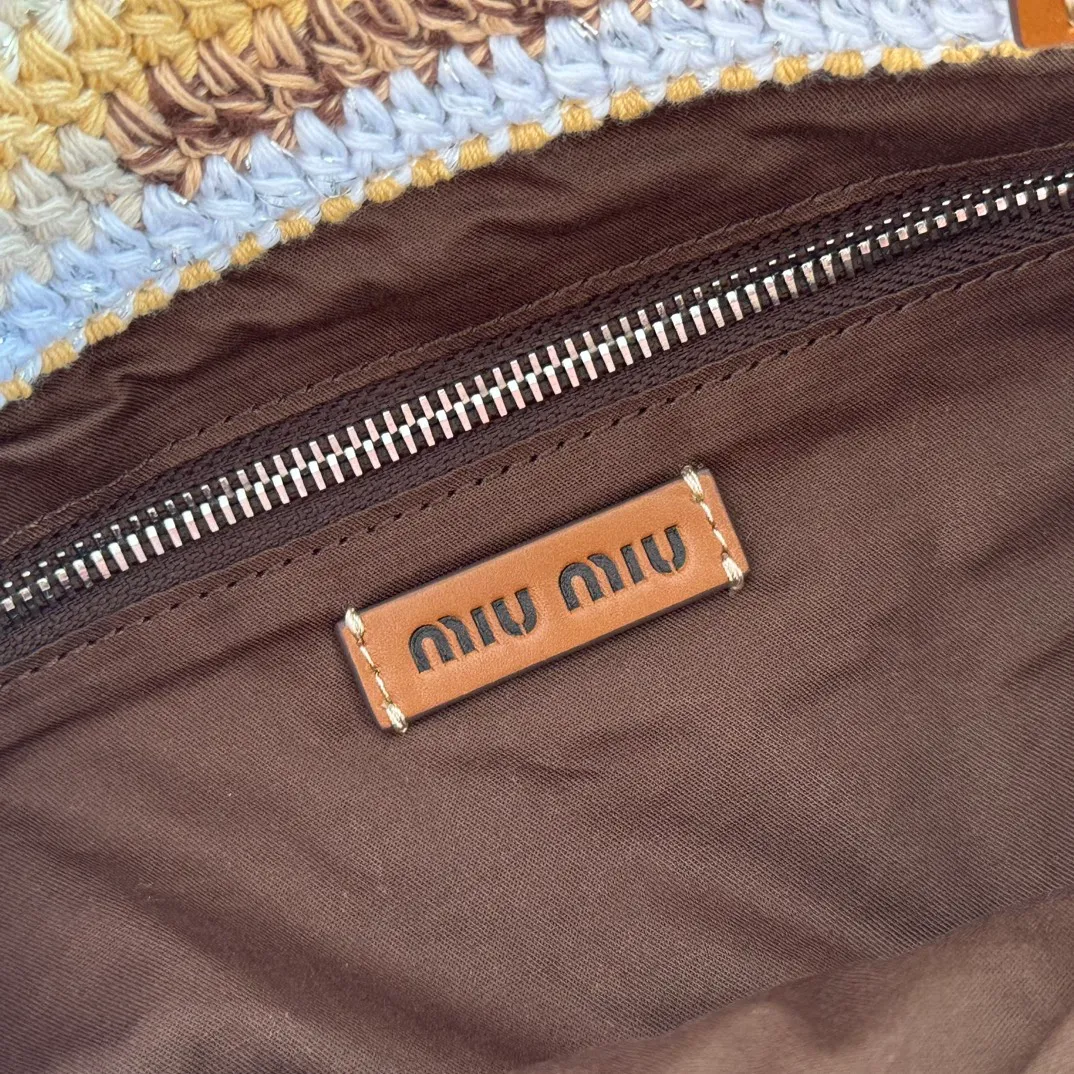 p1700💋💋💋【Full set of packaging at the counter】5BG248, super heavy-duty handmade rainbow woven bag, crocheted with multiple colors of cotton thread, hand-made is very complex, new front iconic Miu Miu embroidery, cotton lining, super light, super large capacity, small size vertical version is more adaptable, it is an excellent choice for work, commuting and traveling, suitable for all seasons, the real thing is super beautiful, size: 30X38CM