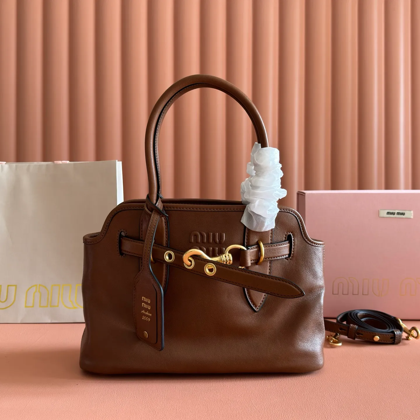p1700💋💋💋【Configured with full counter packaging】Aventure bags show simple and casual charm. Reinterpreting classic lines, this soft Nappa variant displays a versatile and practical attitude, enhanced by refined and exclusive details. The adventure nappa leather handbag is inspired by the MIU archive design. The structure has been adjusted to make it lighter and has a new personality. It is decorated with an embossed letter logo to add a signature element. Antique gold hardware, linen blend lining, zipper pocket and patch pocket, long wrist suitable for use as a handbag or shoulder, 5ba292 size 22X 30X10cm