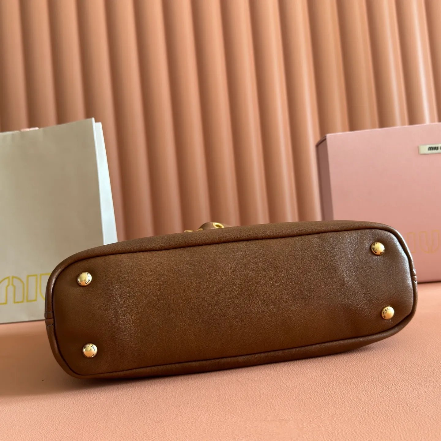 p1700💋💋💋【Configured with full counter packaging】Aventure bags show simple and casual charm. Reinterpreting classic lines, this soft Nappa variant displays a versatile and practical attitude, enhanced by refined and exclusive details. The adventure nappa leather handbag is inspired by the MIU archive design. The structure has been adjusted to make it lighter and has a new personality. It is decorated with an embossed letter logo to add a signature element. Antique gold hardware, linen blend lining, zipper pocket and patch pocket, long wrist suitable for use as a handbag or shoulder, 5ba292 size 22X 30X10cm