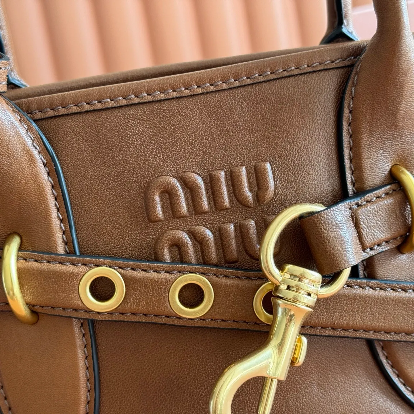 p1700💋💋💋【Configured with full counter packaging】Aventure bags show simple and casual charm. Reinterpreting classic lines, this soft Nappa variant displays a versatile and practical attitude, enhanced by refined and exclusive details. The adventure nappa leather handbag is inspired by the MIU archive design. The structure has been adjusted to make it lighter and has a new personality. It is decorated with an embossed letter logo to add a signature element. Antique gold hardware, linen blend lining, zipper pocket and patch pocket, long wrist suitable for use as a handbag or shoulder, 5ba292 size 22X 30X10cm