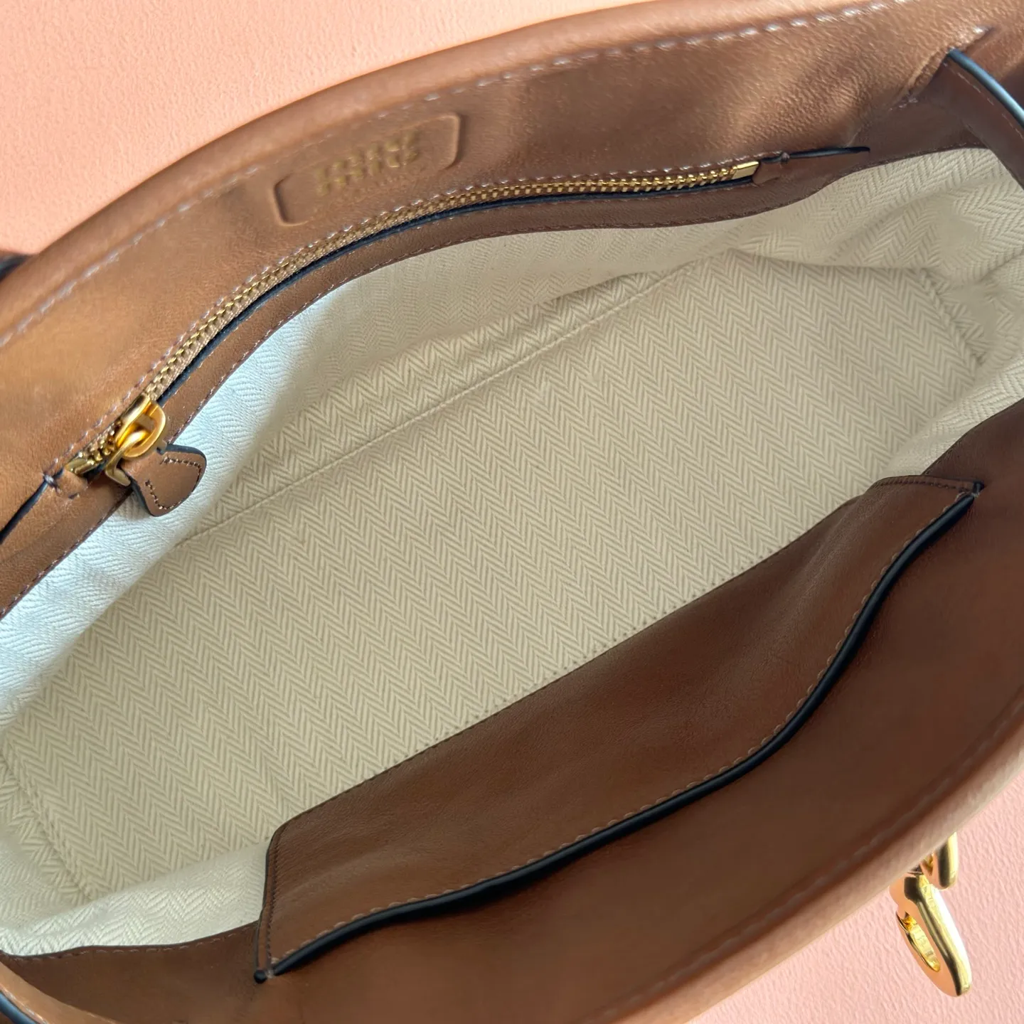 p1700💋💋💋【Configured with full counter packaging】Aventure bags show simple and casual charm. Reinterpreting classic lines, this soft Nappa variant displays a versatile and practical attitude, enhanced by refined and exclusive details. The adventure nappa leather handbag is inspired by the MIU archive design. The structure has been adjusted to make it lighter and has a new personality. It is decorated with an embossed letter logo to add a signature element. Antique gold hardware, linen blend lining, zipper pocket and patch pocket, long wrist suitable for use as a handbag or shoulder, 5ba292 size 22X 30X10cm