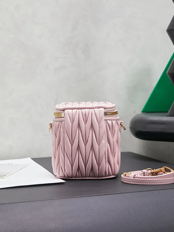 All categories Official website "Brand Women's Bags" Women's Bags 💙 miumiu 2026 new MIUMIU super mini cosmetic bag