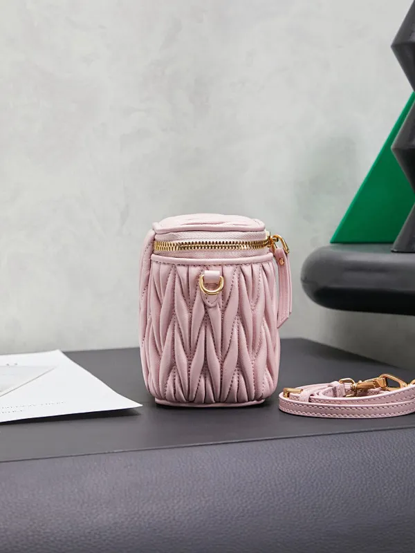 All categories Official website "Brand Women's Bags" Women's Bags 💙 miumiu 2026 new MIUMIU super mini cosmetic bag