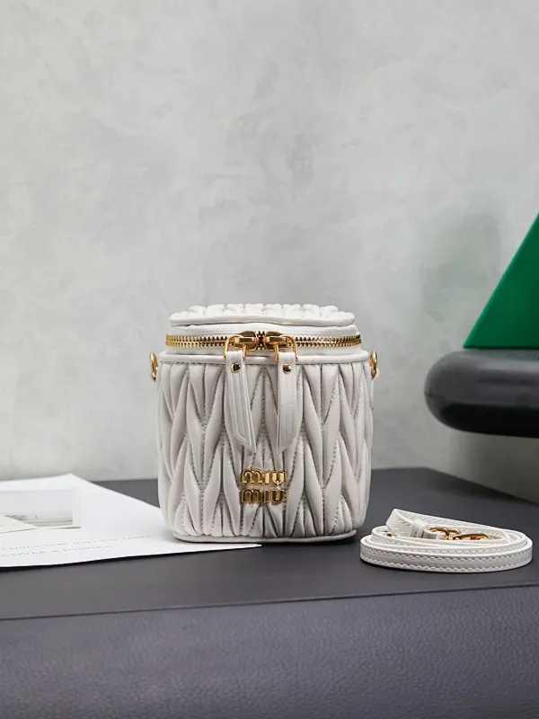 All categories Official website "Brand Women's Bags" Women's Bags 💙 miumiu 2026 new MIUMIU super mini cosmetic bag