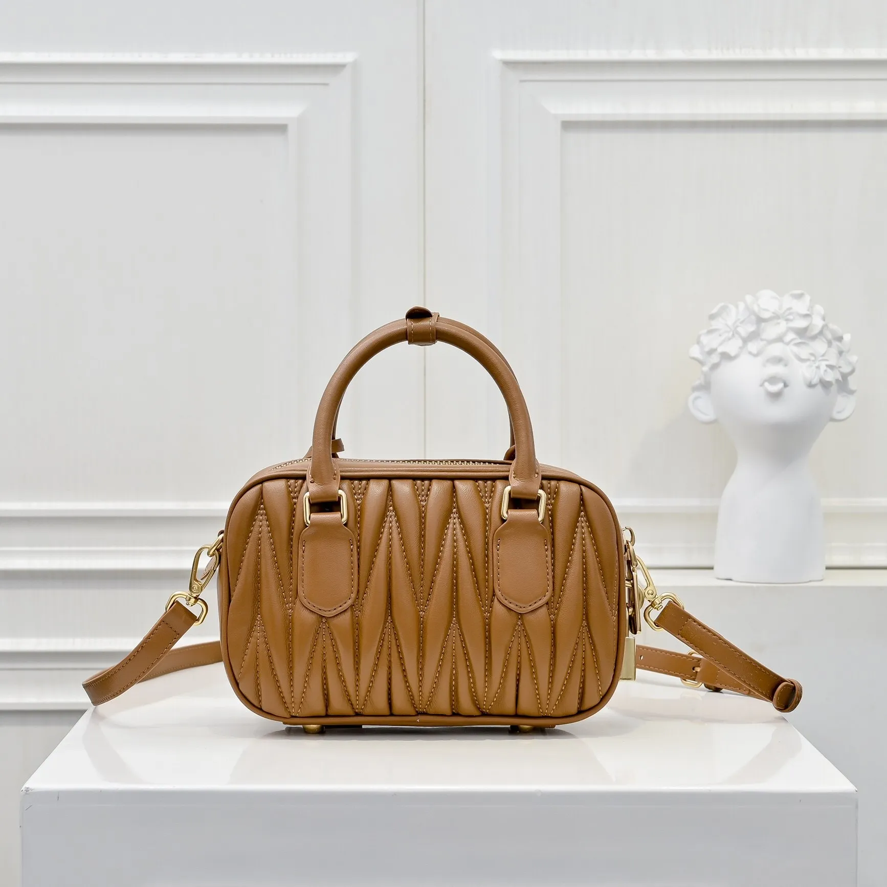 All categories Official website "Brand Women's Bags" Women's Bags 💙 miumiu 2025 new MIUMIU handbags