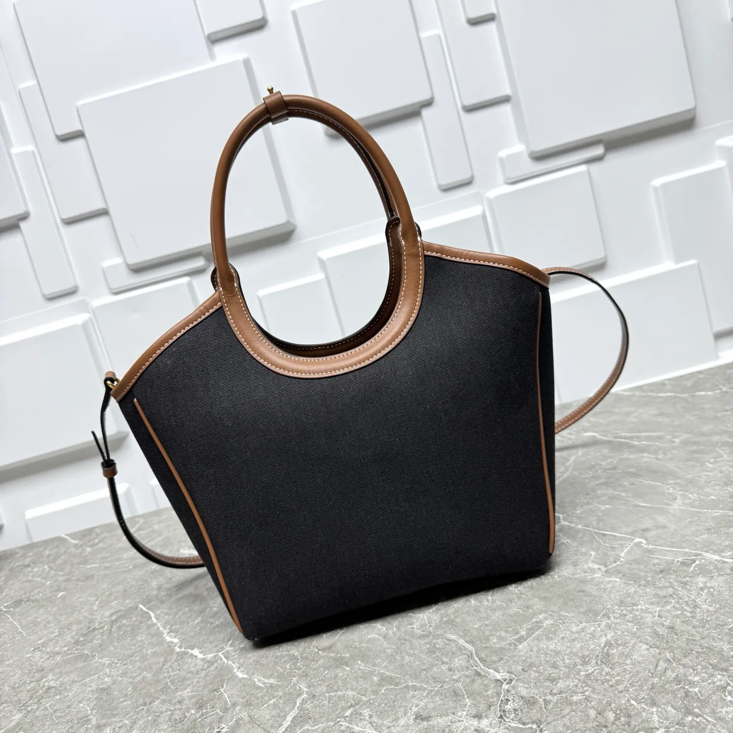 All Categories Official Website "Brand Women's Bags" Women's Bags 💙 miumiu 2026 Official Website miumiu Isetan Limited Tote Bag