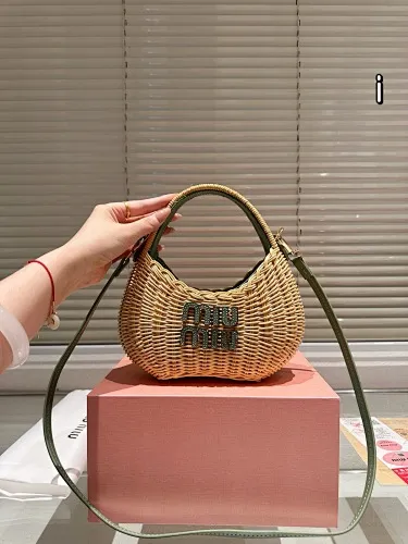 All categories Official website "Brand Women's Bags" Women's Bags 💙 miumiu 2025 new MIUMIU crossbody bag