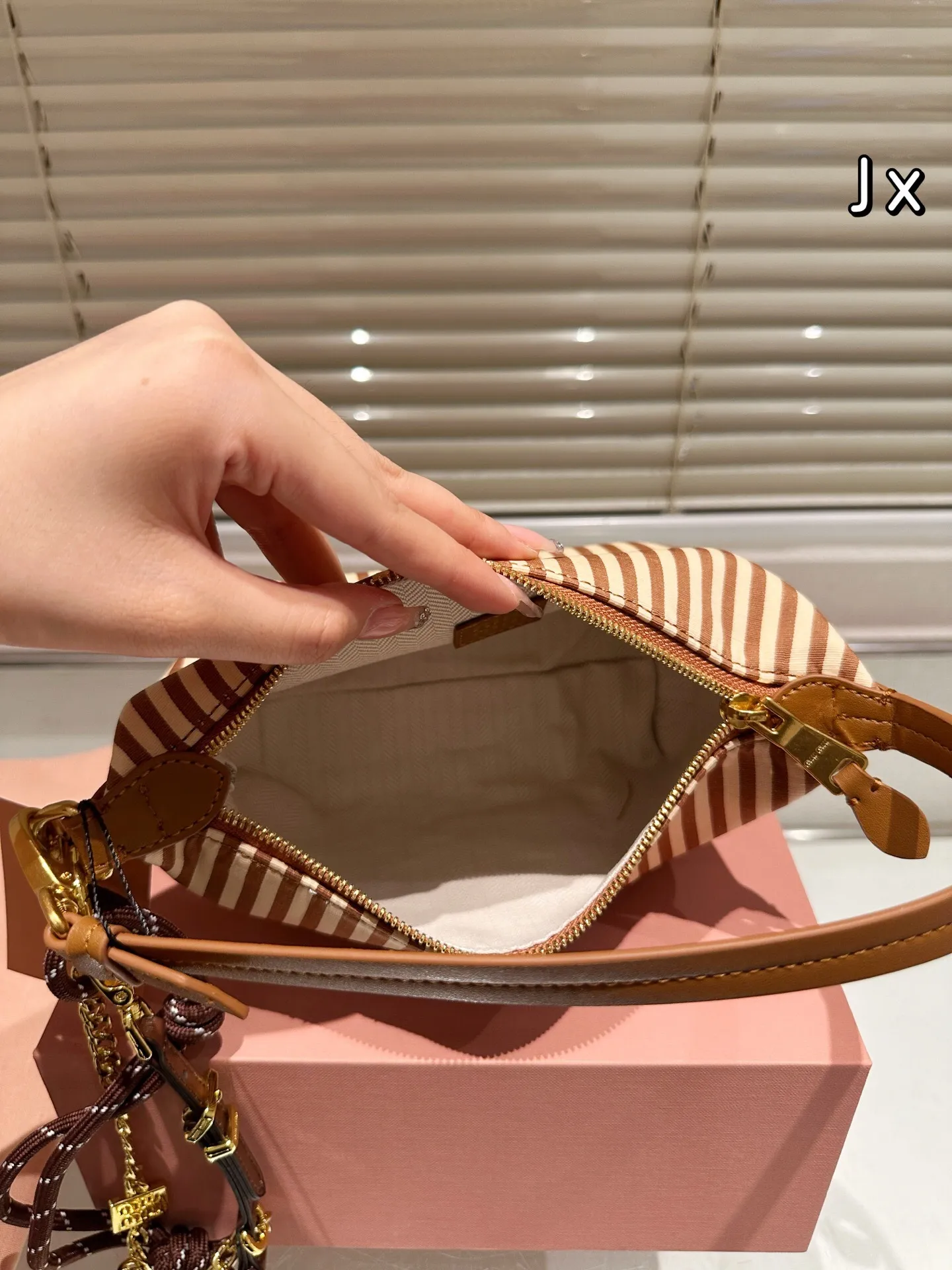 All categories Official website "Brand Women's Bags" Women's Bags 💙 miumiu 2025 new miumiu lunch box bag