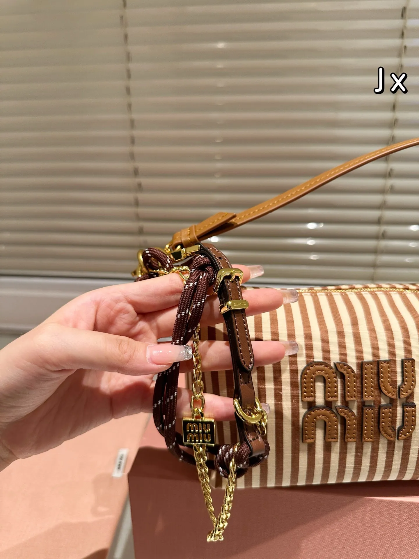 All categories Official website "Brand Women's Bags" Women's Bags 💙 miumiu 2025 new miumiu lunch box bag