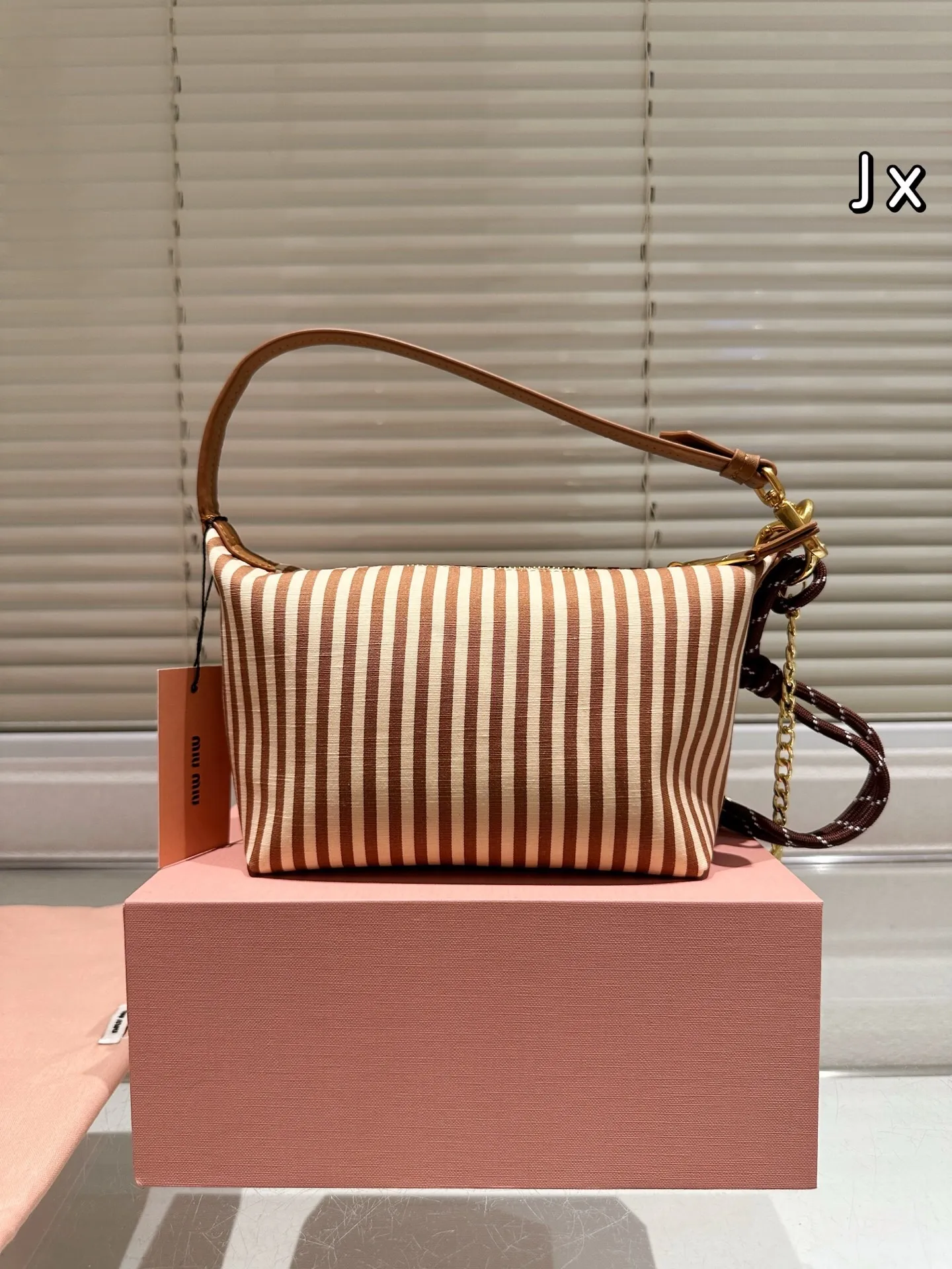 All categories Official website "Brand Women's Bags" Women's Bags 💙 miumiu 2025 new miumiu lunch box bag