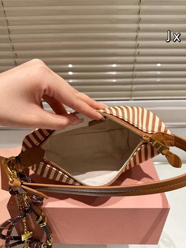 All categories Official website "Brand Women's Bags" Women's Bags 💙 miumiu 2025 new miumiu lunch box bag