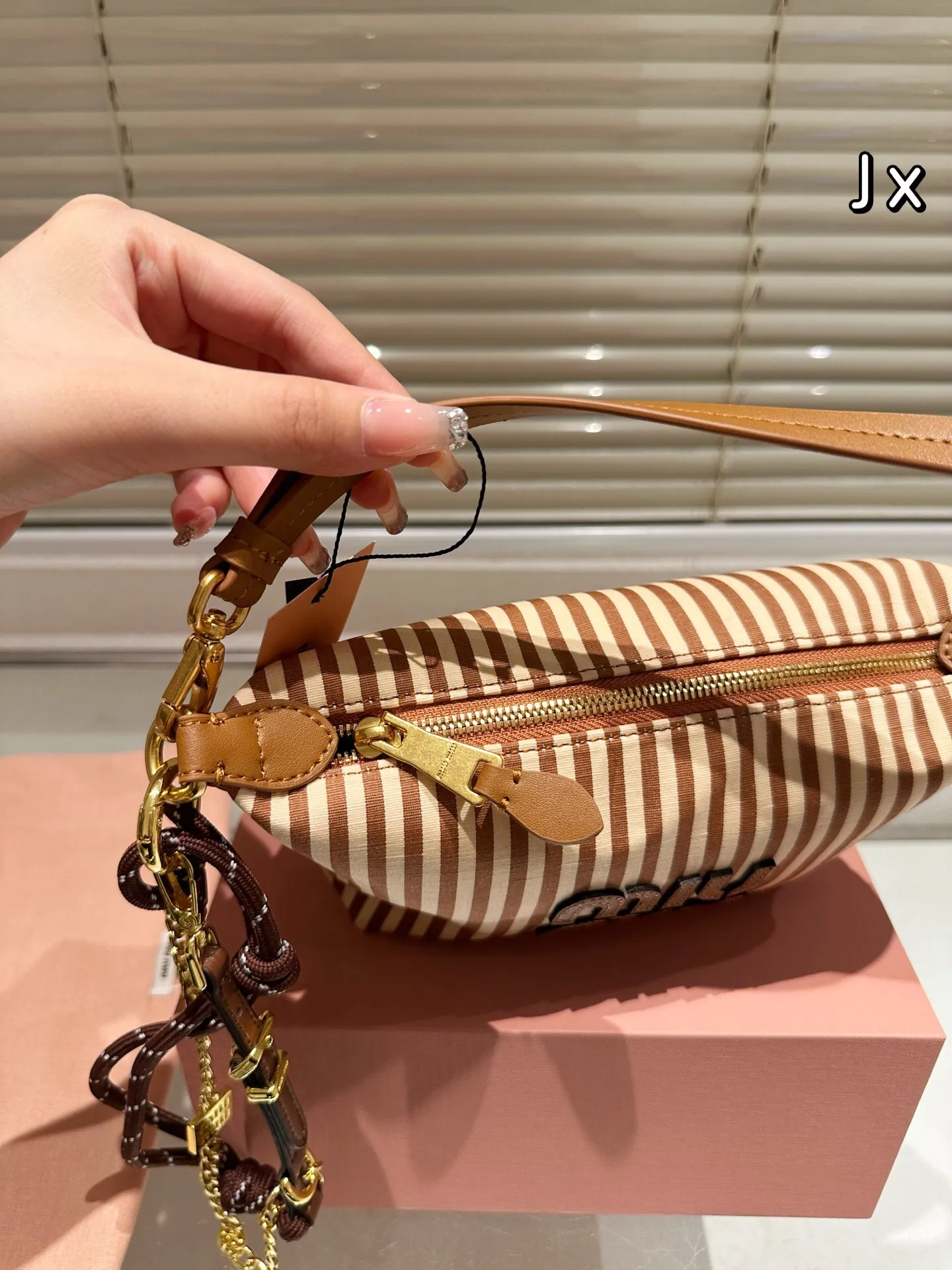 All categories Official website "Brand Women's Bags" Women's Bags 💙 miumiu 2025 new miumiu lunch box bag