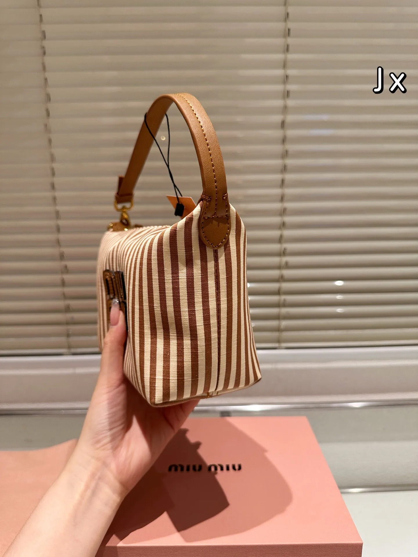 All categories Official website "Brand Women's Bags" Women's Bags 💙 miumiu 2025 new miumiu lunch box bag