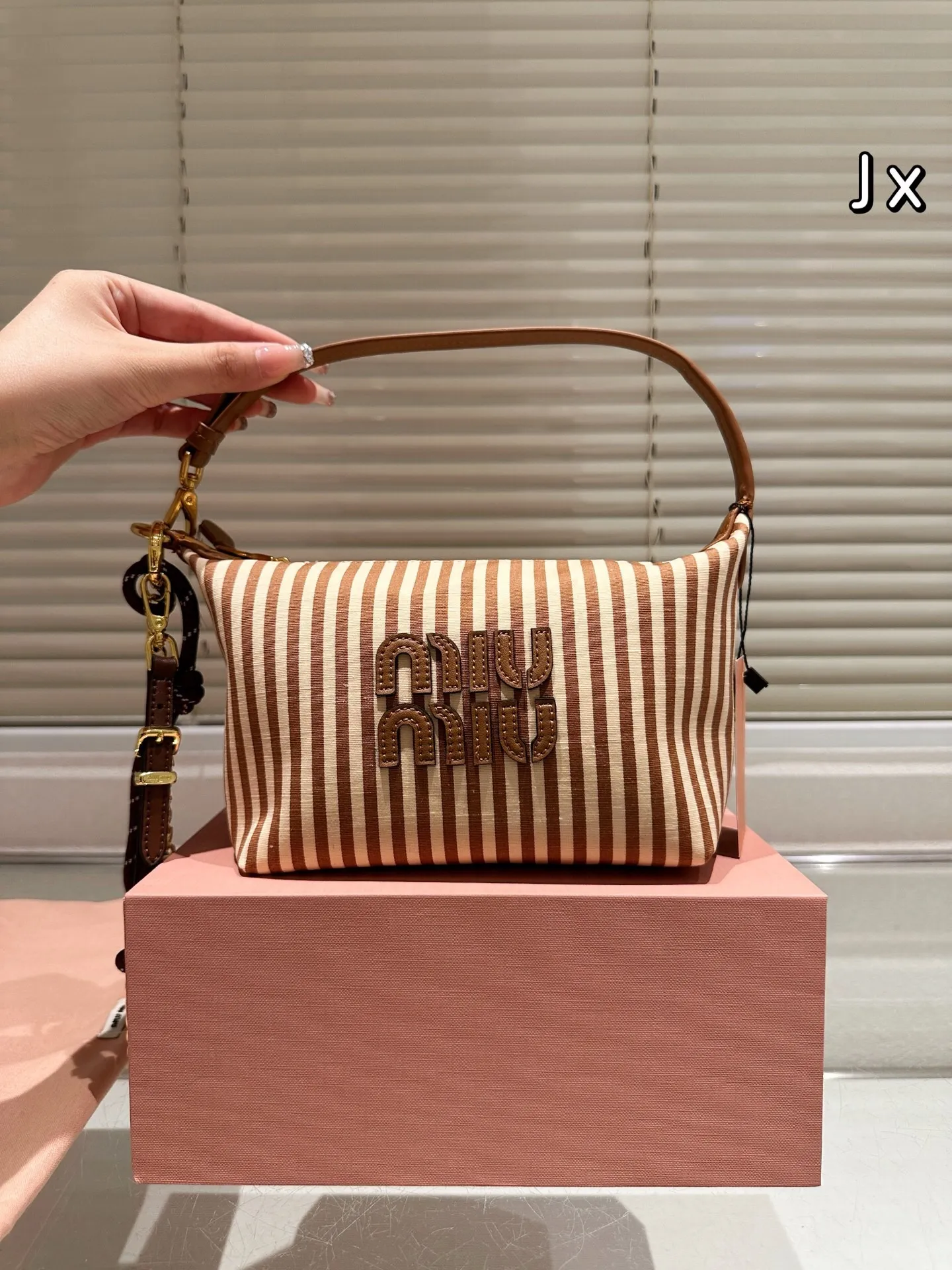 All categories Official website "Brand Women's Bags" Women's Bags 💙 miumiu 2025 new miumiu lunch box bag