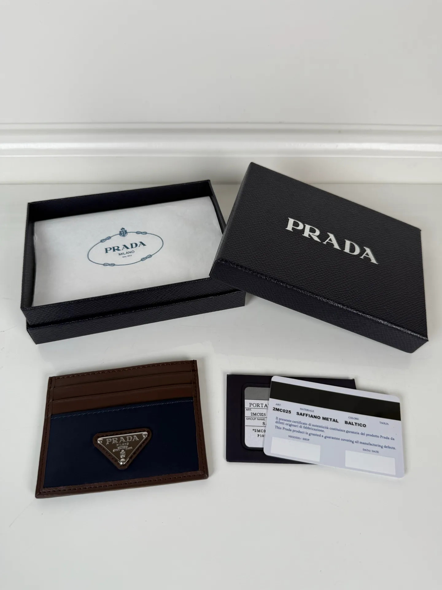 💰300 P Home ➡️ Unisex small card holder, model 2MC025, original quality, made of Nabo leather + nylon fabric, 6 card slots ➕ One middle sandwich, can hold multiple cards and zeros 💰, size 11.2×8.5cm, taken in kind, what you see is what you get