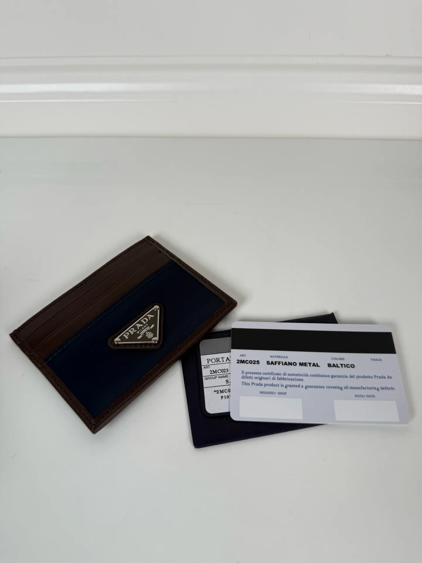 💰300 P Home ➡️ Unisex small card holder, model 2MC025, original quality, made of Nabo leather + nylon fabric, 6 card slots ➕ One middle sandwich, can hold multiple cards and zeros 💰, size 11.2×8.5cm, taken in kind, what you see is what you get