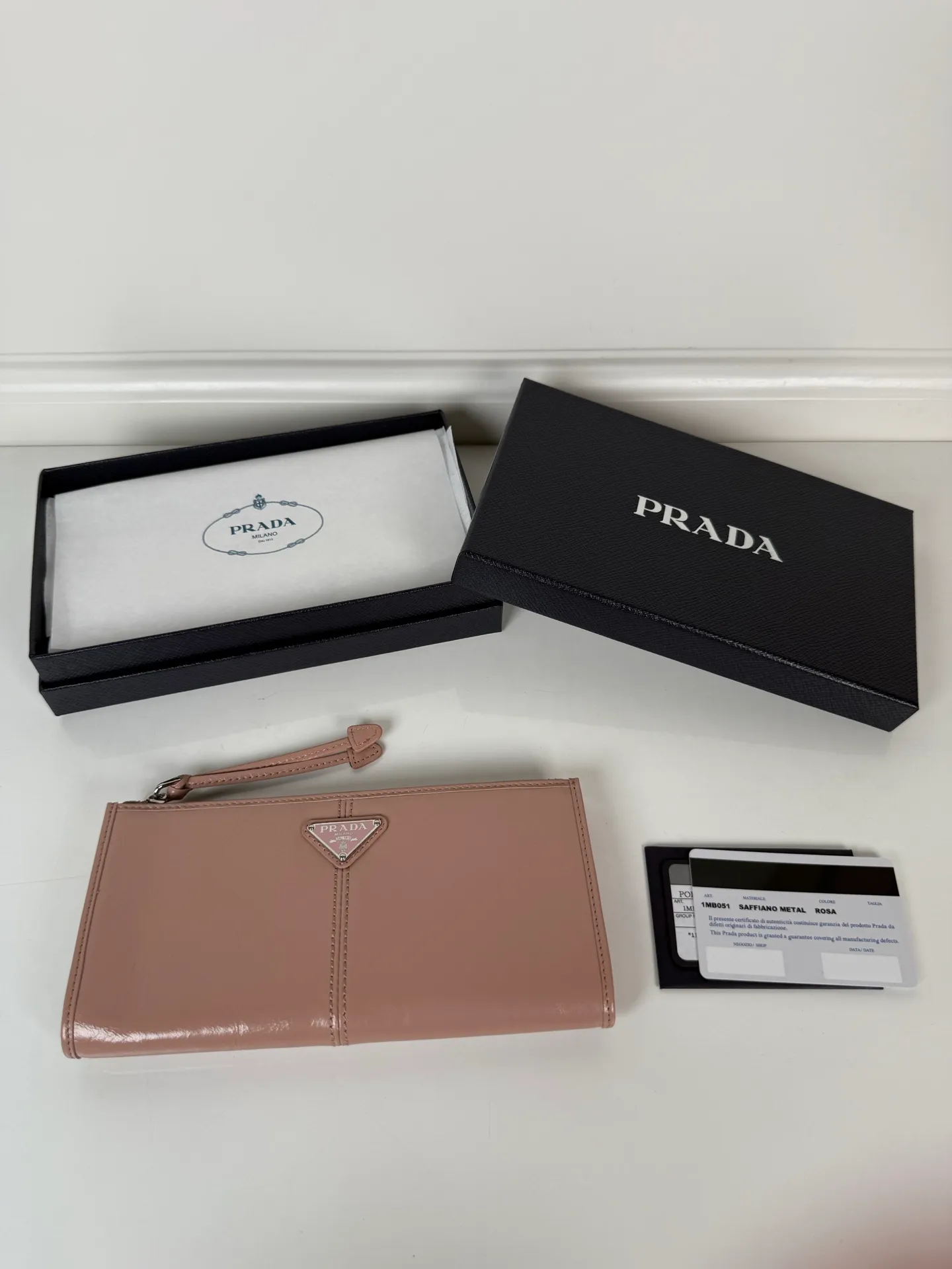 💰520, P Home ➡️Unisex pouch bag, this pouch is simple and exquisite, made of imported wax leather, with triangular metal logo and zipper closure. Model: 1MB051, size 20cm*10cm, 2 card slots, 1 leather lining
