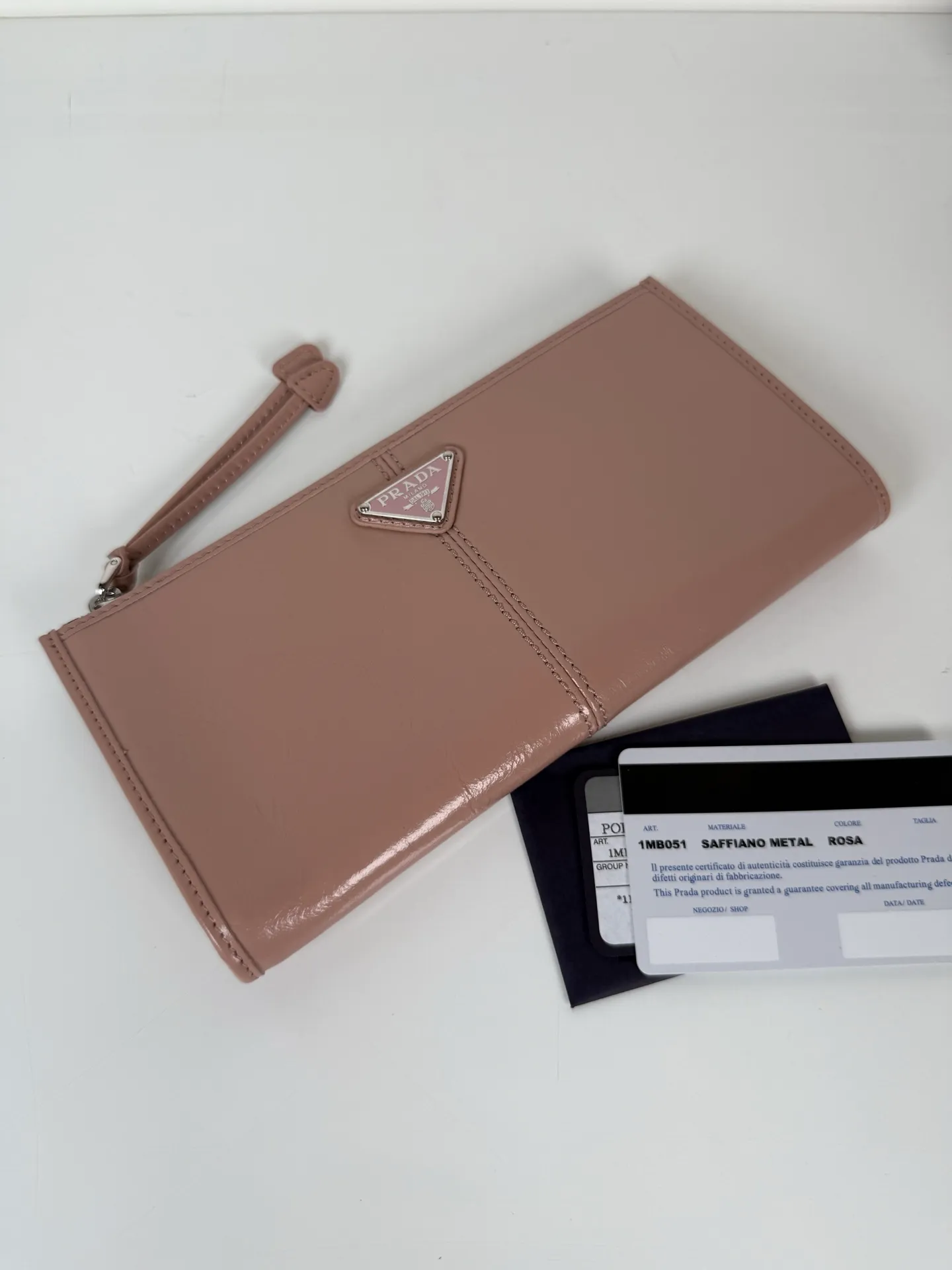 💰520, P Home ➡️Unisex pouch bag, this pouch is simple and exquisite, made of imported wax leather, with triangular metal logo and zipper closure. Model: 1MB051, size 20cm*10cm, 2 card slots, 1 leather lining