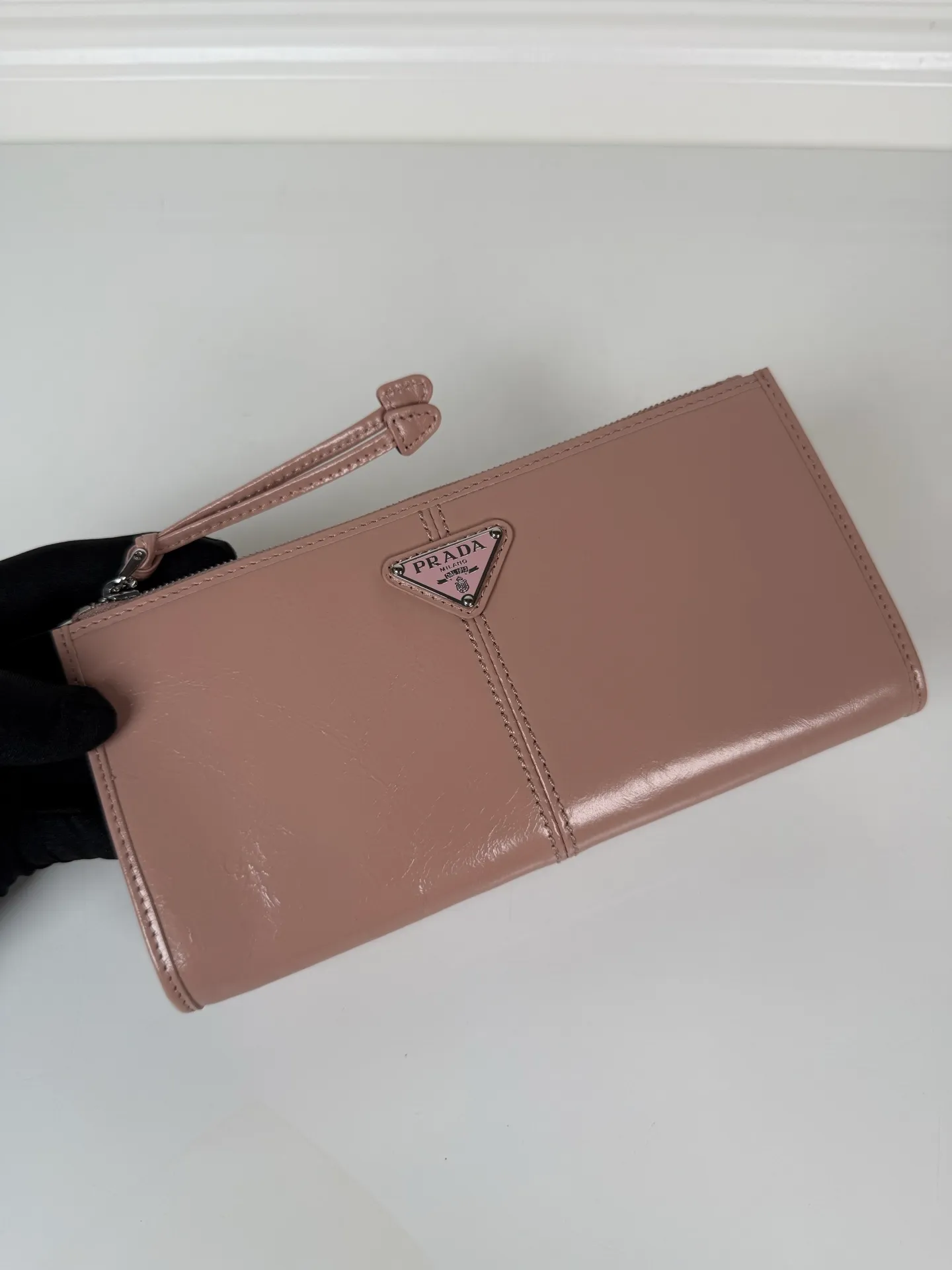 💰520, P Home ➡️Unisex pouch bag, this pouch is simple and exquisite, made of imported wax leather, with triangular metal logo and zipper closure. Model: 1MB051, size 20cm*10cm, 2 card slots, 1 leather lining