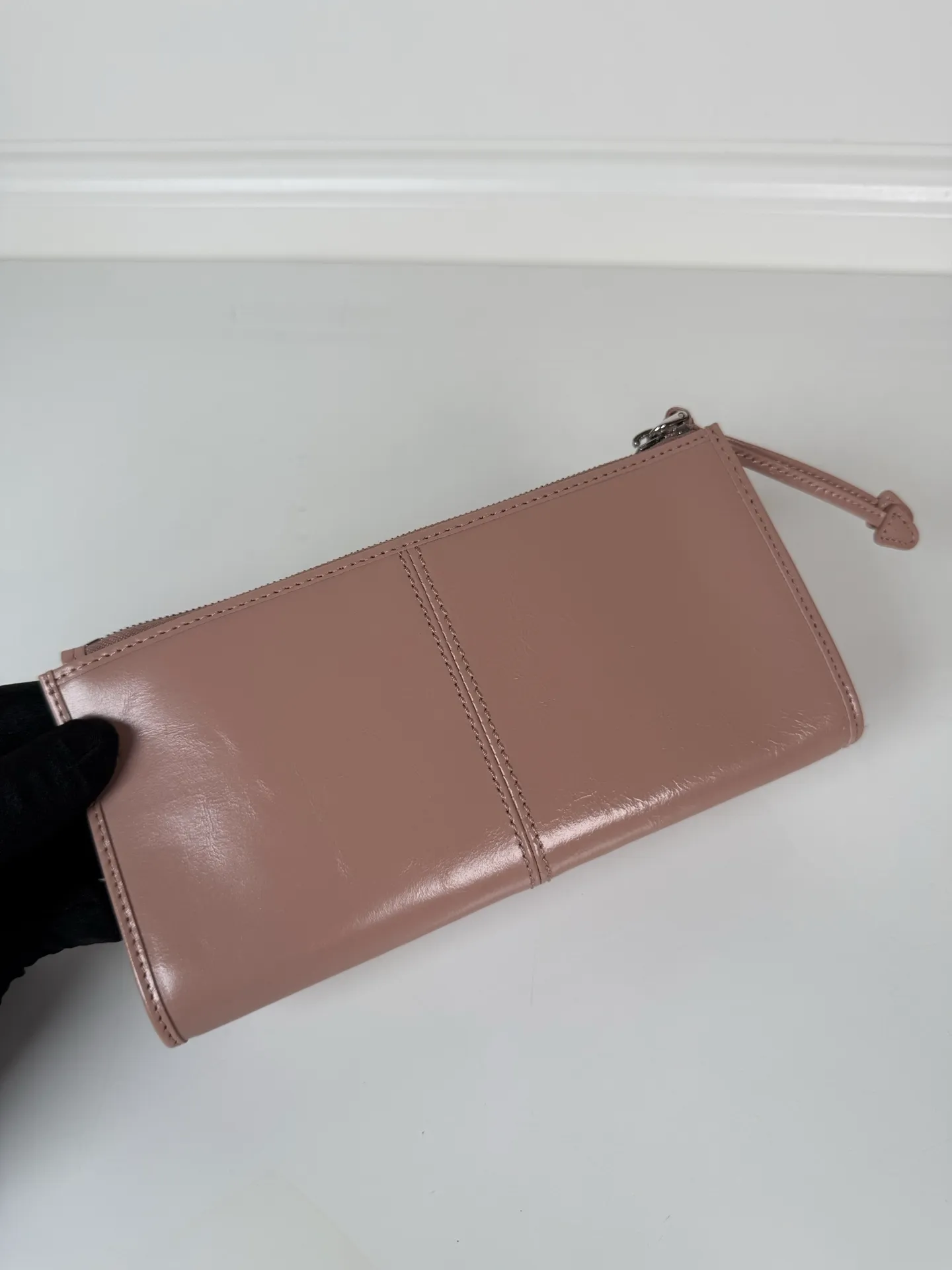 💰520, P Home ➡️Unisex pouch bag, this pouch is simple and exquisite, made of imported wax leather, with triangular metal logo and zipper closure. Model: 1MB051, size 20cm*10cm, 2 card slots, 1 leather lining