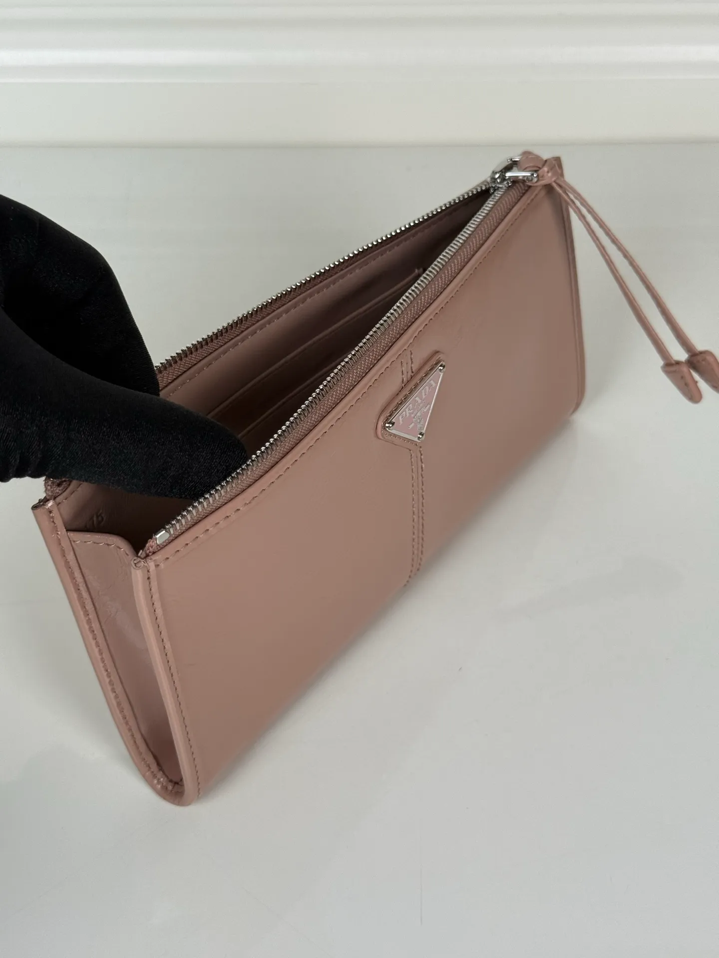 💰520, P Home ➡️Unisex pouch bag, this pouch is simple and exquisite, made of imported wax leather, with triangular metal logo and zipper closure. Model: 1MB051, size 20cm*10cm, 2 card slots, 1 leather lining