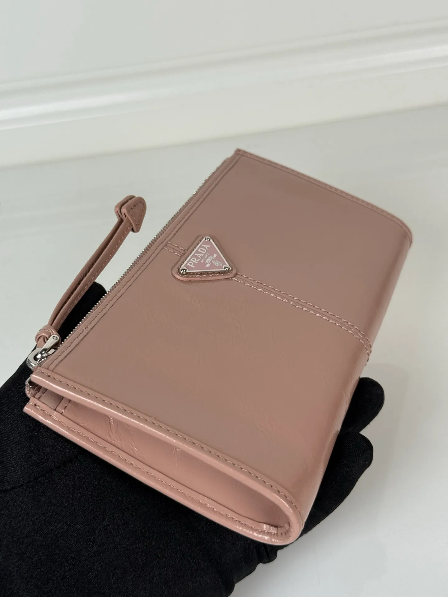 💰520, P Home ➡️Unisex pouch bag, this pouch is simple and exquisite, made of imported wax leather, with triangular metal logo and zipper closure. Model: 1MB051, size 20cm*10cm, 2 card slots, 1 leather lining