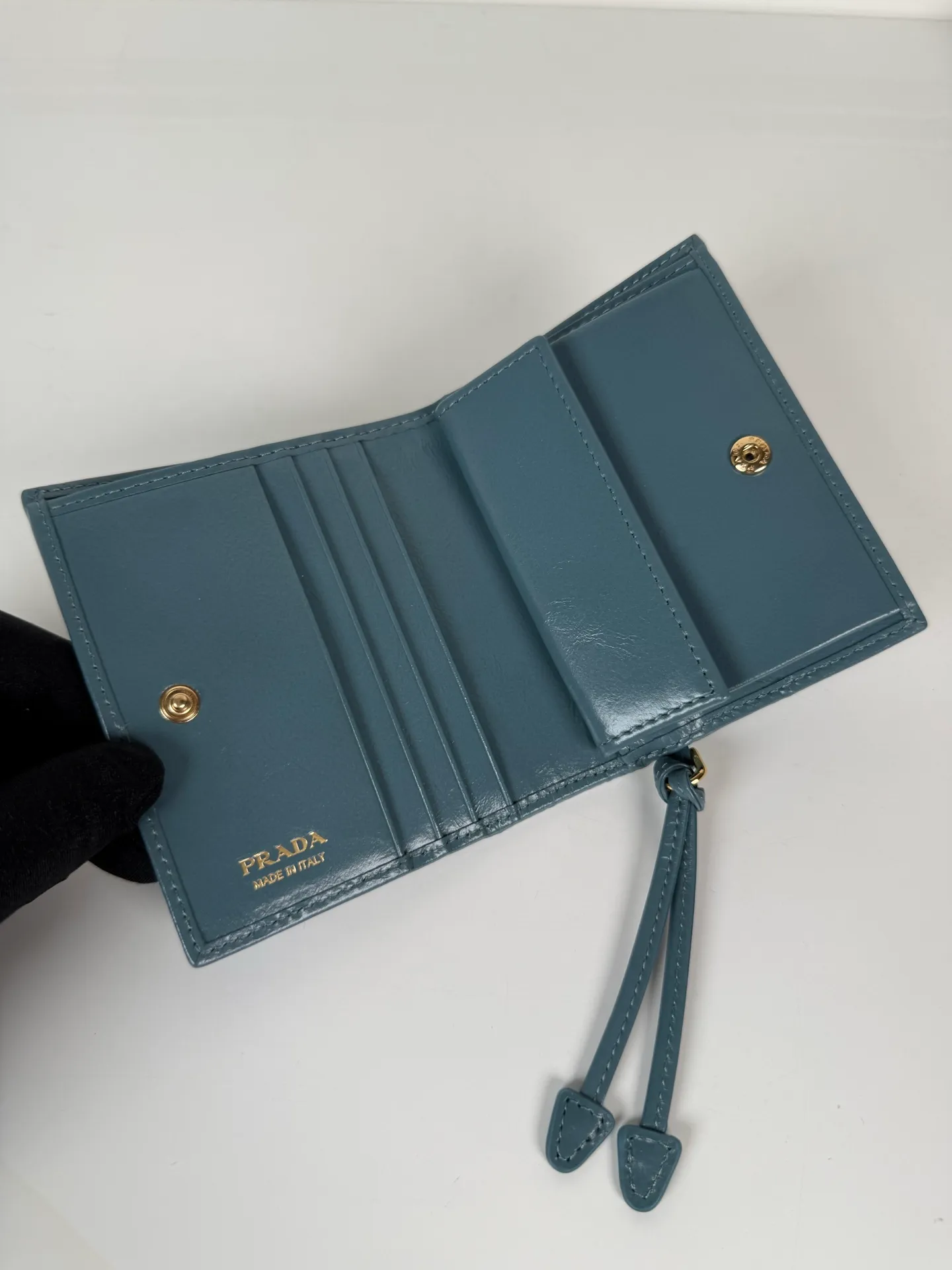 💰480, P Home ➡️Women's two-fold short clip, model 1M0204, blue waxed cowhide, length 11.2 height 9.5cm, simple and practical to enhance personal taste, 175 steel stamp