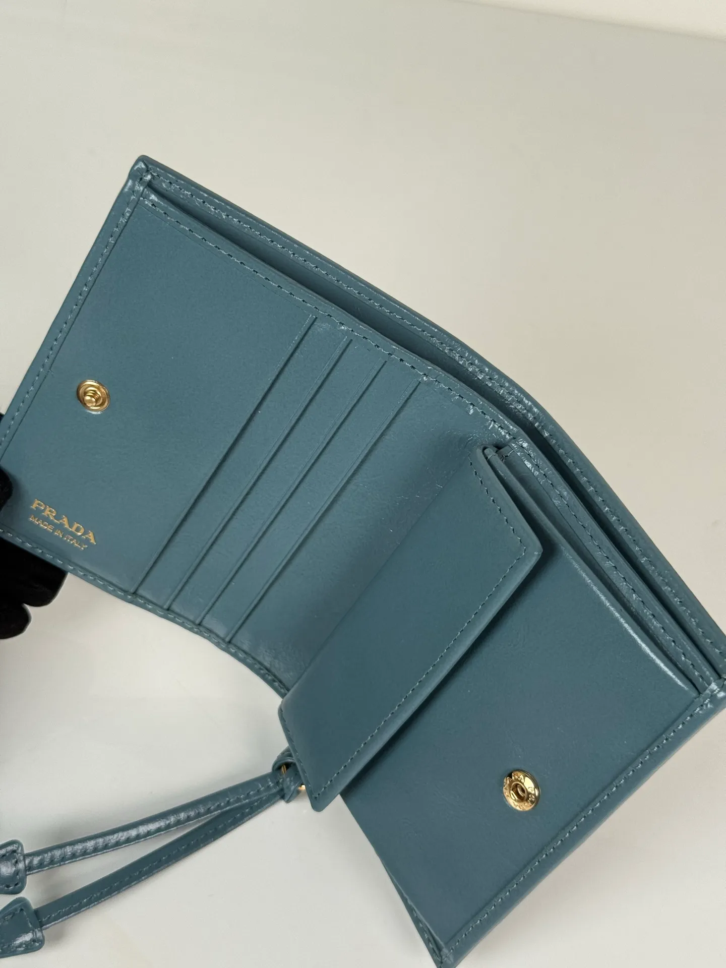 💰480, P Home ➡️Women's two-fold short clip, model 1M0204, blue waxed cowhide, length 11.2 height 9.5cm, simple and practical to enhance personal taste, 175 steel stamp