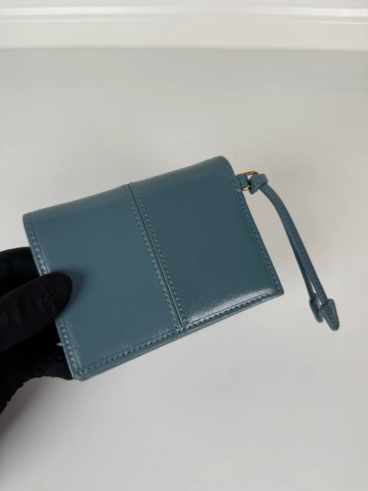 💰480, P Home ➡️Women's two-fold short clip, model 1M0204, blue waxed cowhide, length 11.2 height 9.5cm, simple and practical to enhance personal taste, 175 steel stamp