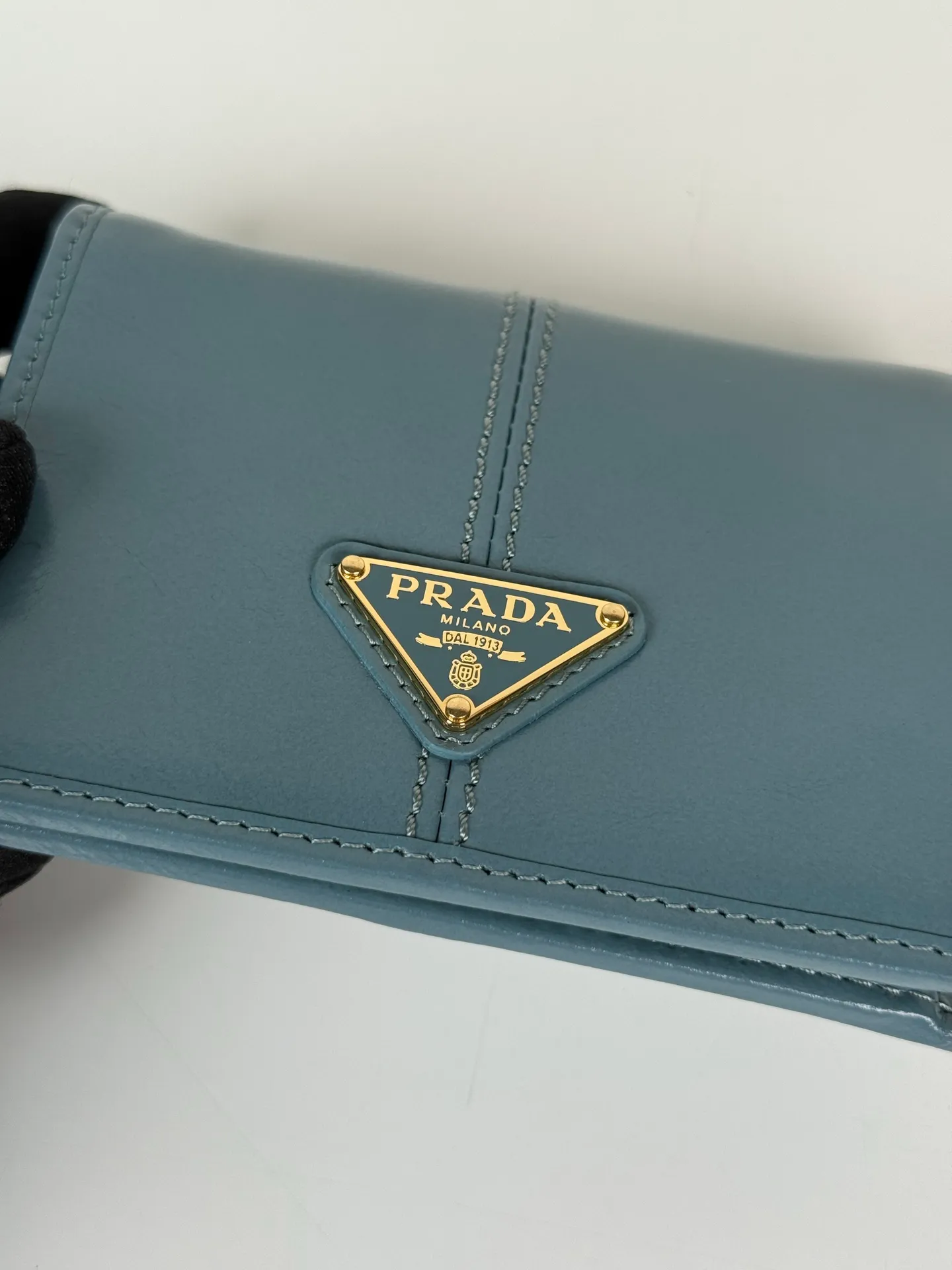 💰480, P Home ➡️Women's two-fold short clip, model 1M0204, blue waxed cowhide, length 11.2 height 9.5cm, simple and practical to enhance personal taste, 175 steel stamp