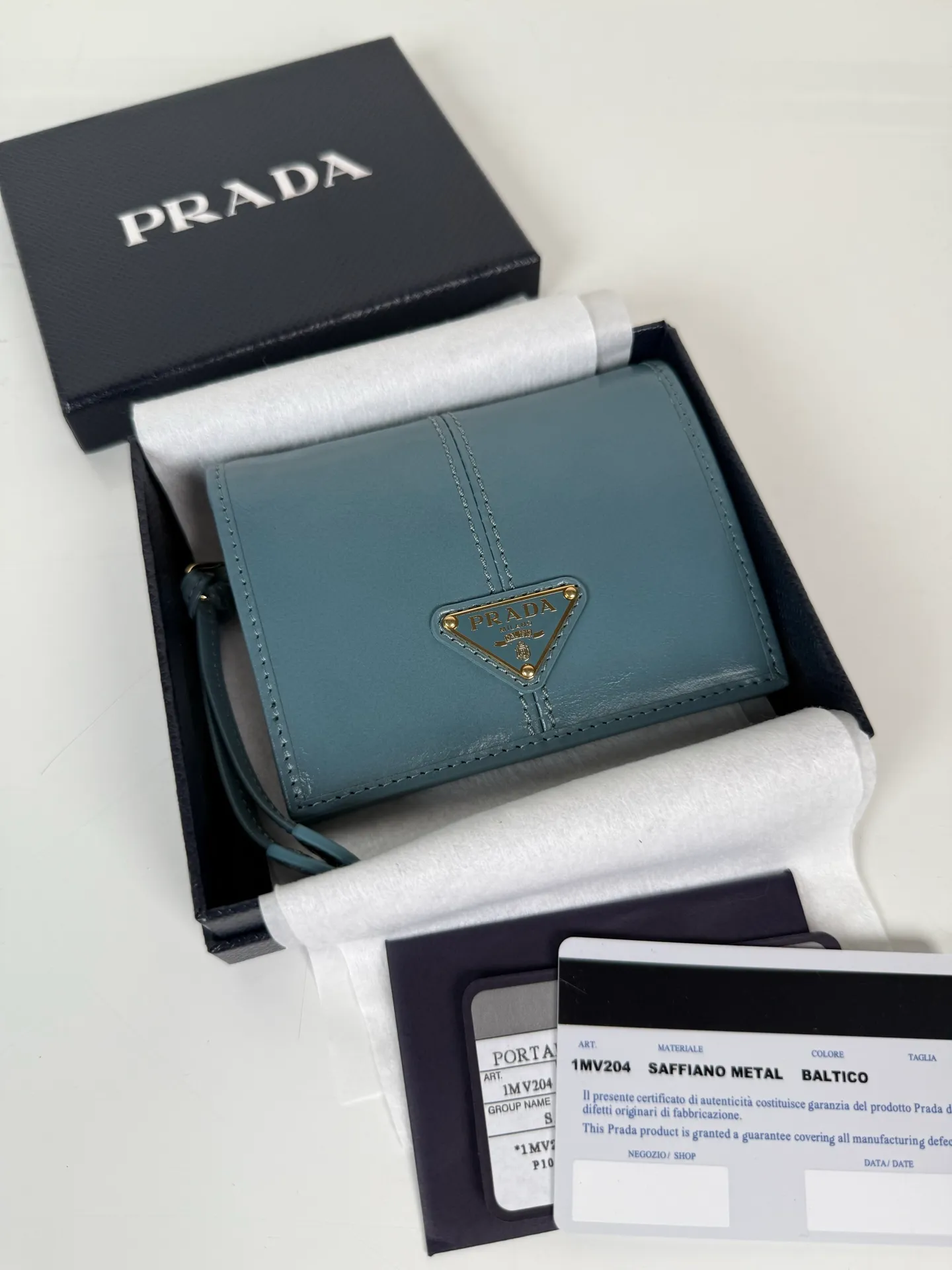 💰480, P Home ➡️Women's two-fold short clip, model 1M0204, blue waxed cowhide, length 11.2 height 9.5cm, simple and practical to enhance personal taste, 175 steel stamp